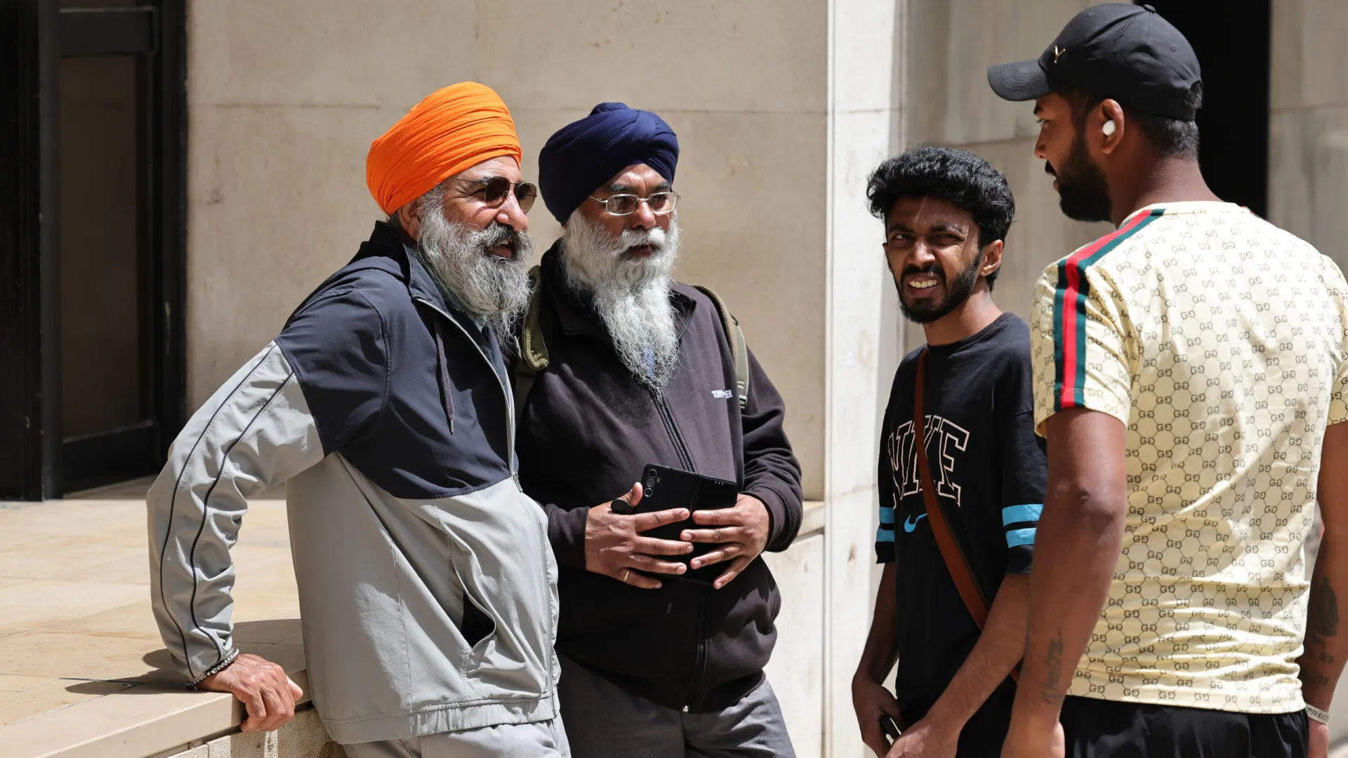 
                    Estrangeiros? Governo quer mostrar 