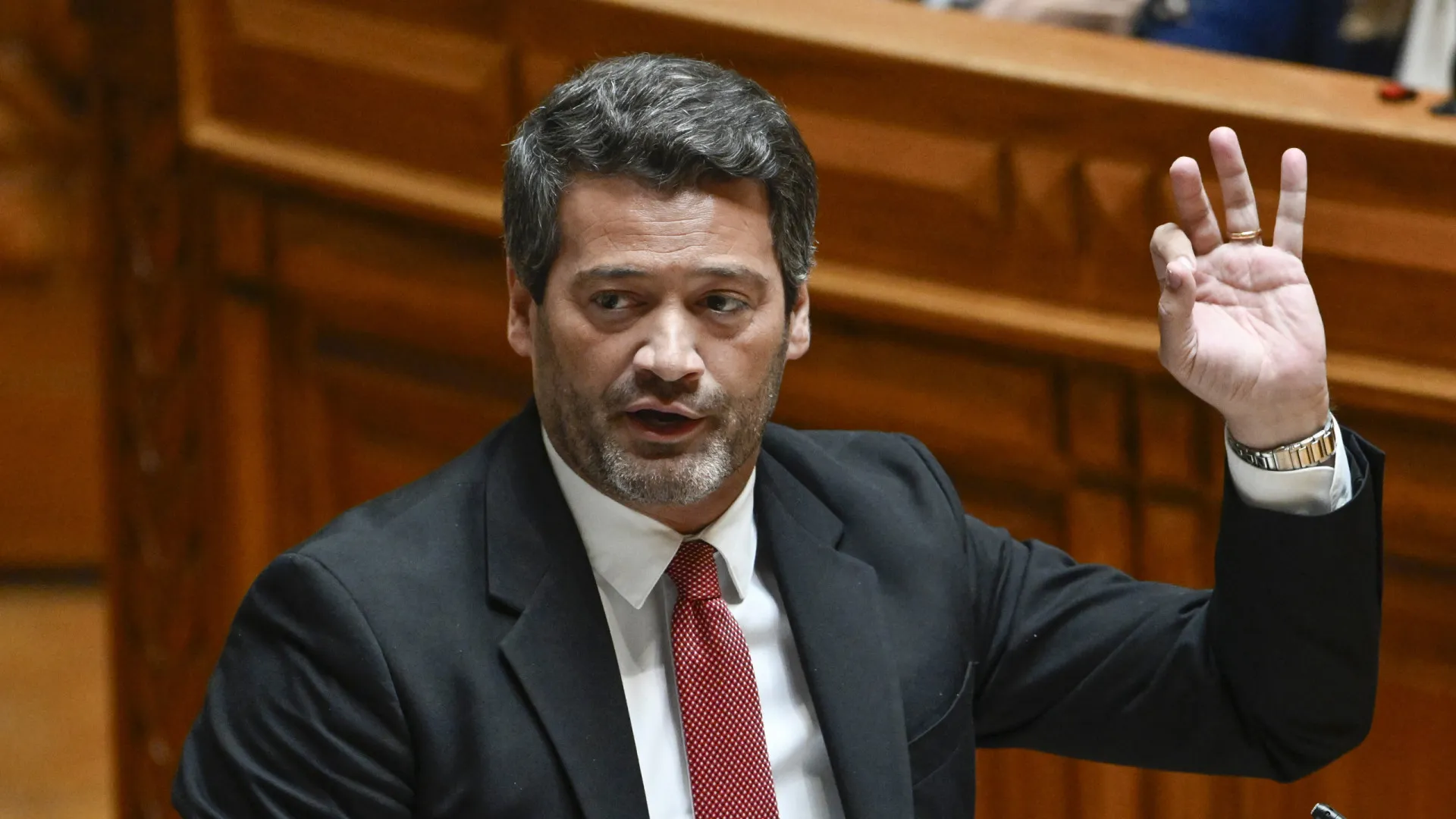 
                    OE: Redução da carga fiscal e aumento de pensões entre condições do Chega
                