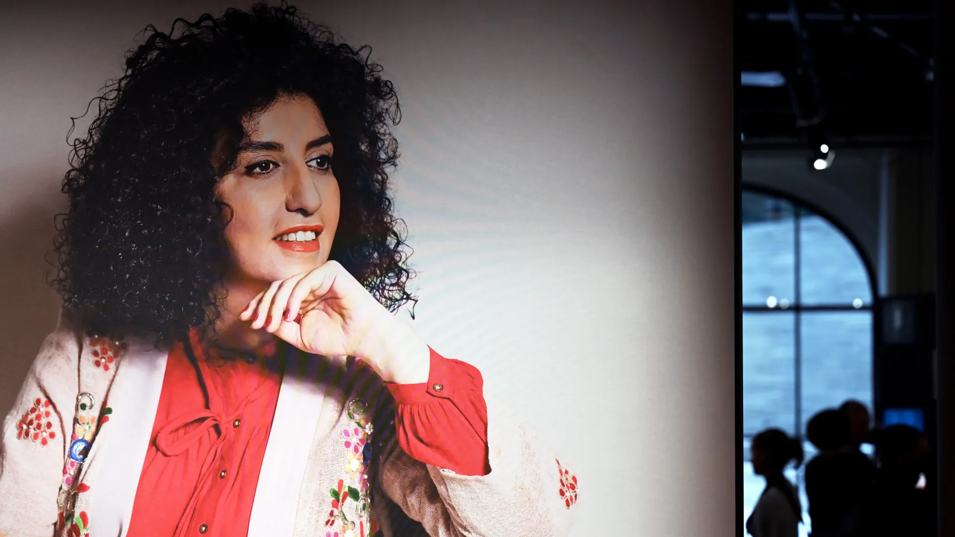 
                    Comité Nobel condena detenção de Narges Mohammadi
                