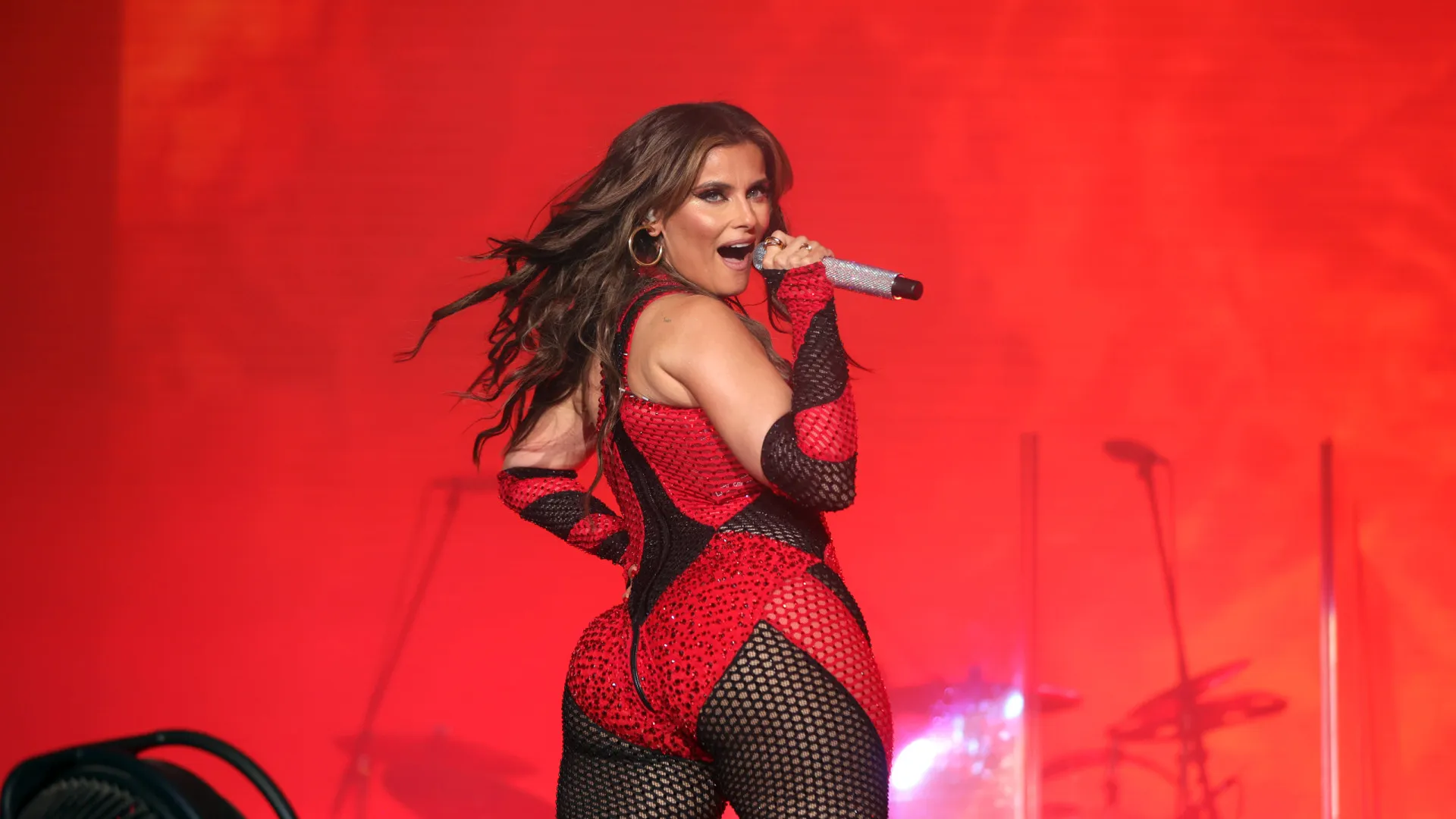 "Gorda" e "com barriga": Corpo de Nelly Furtado alvo de críticas