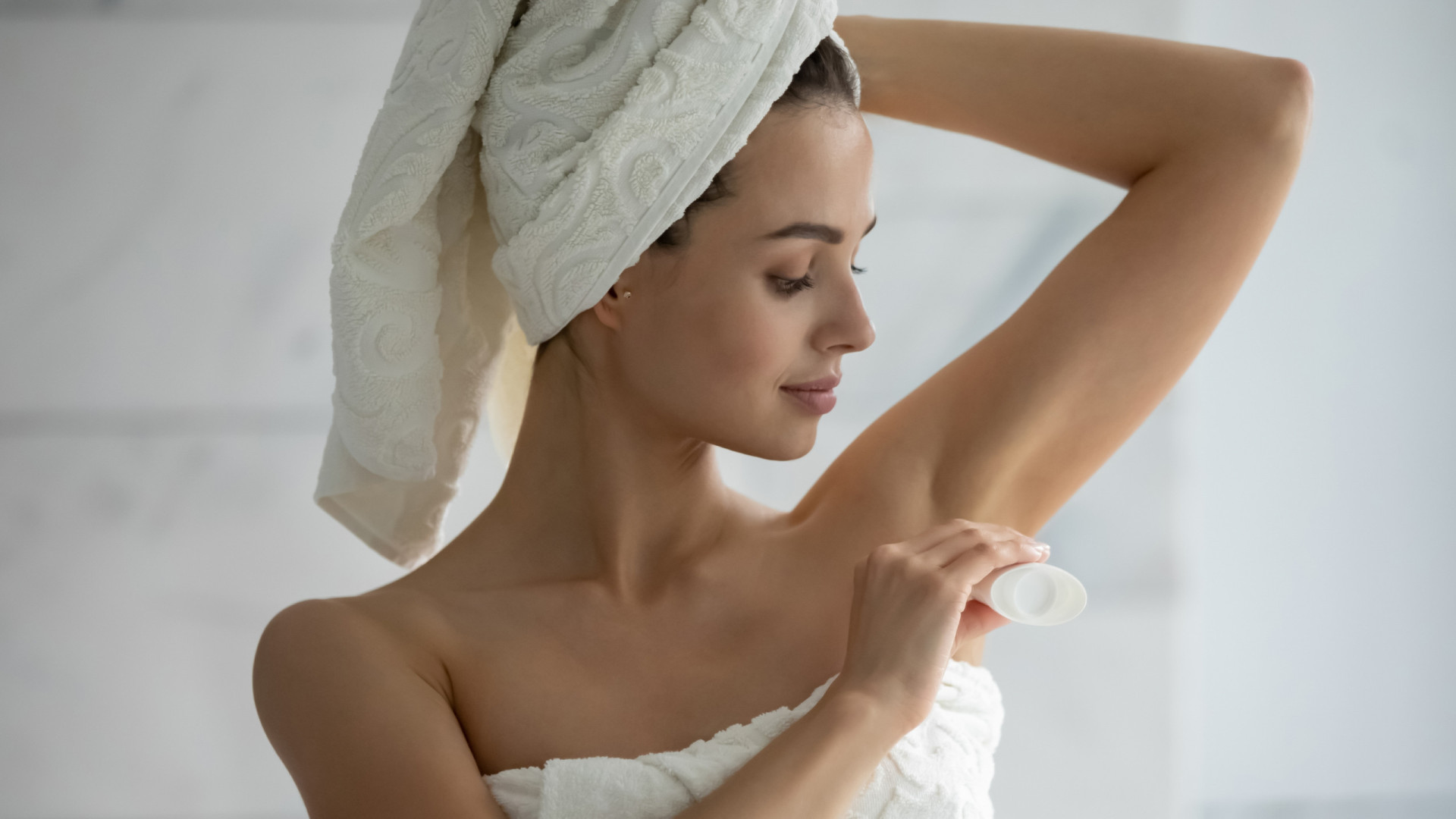 Costuma aplicar desodorizante várias vezes ao dia? Talvez deva repensar