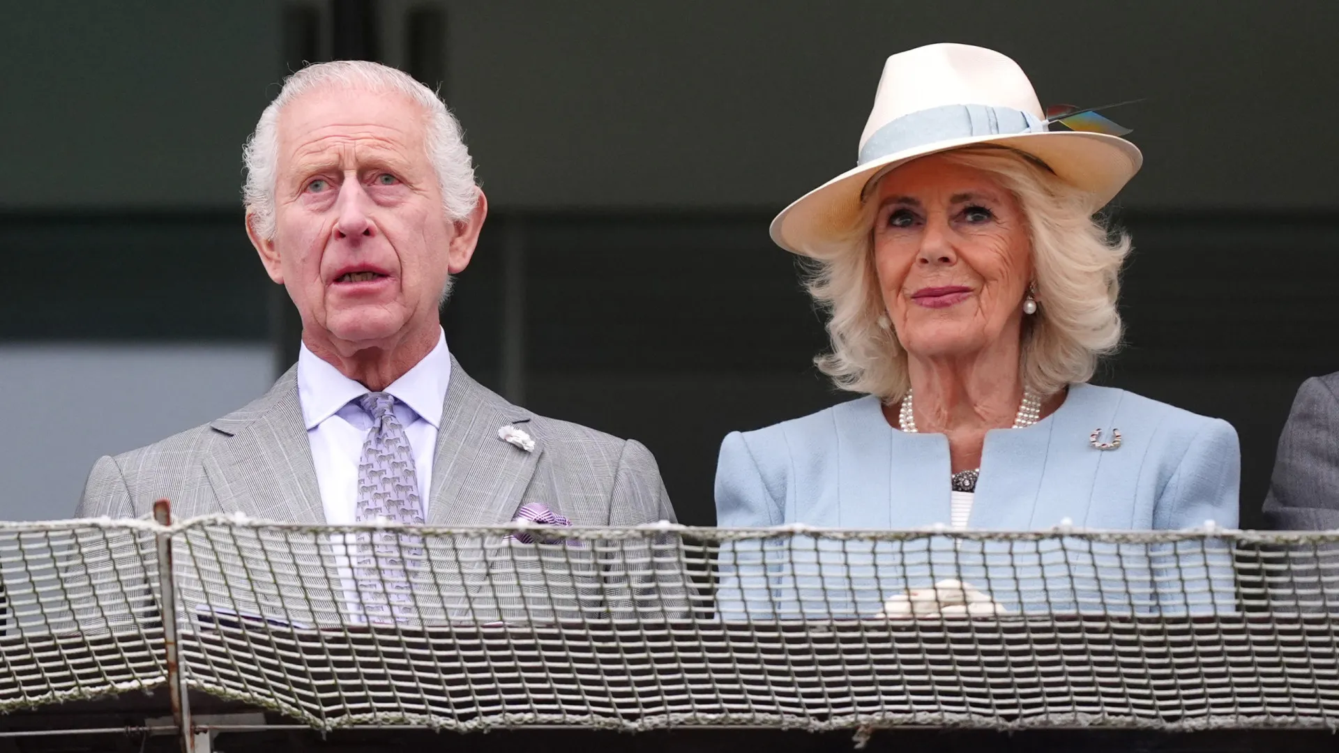 
                    Carlos III e Camillla solidário com vítimas das 