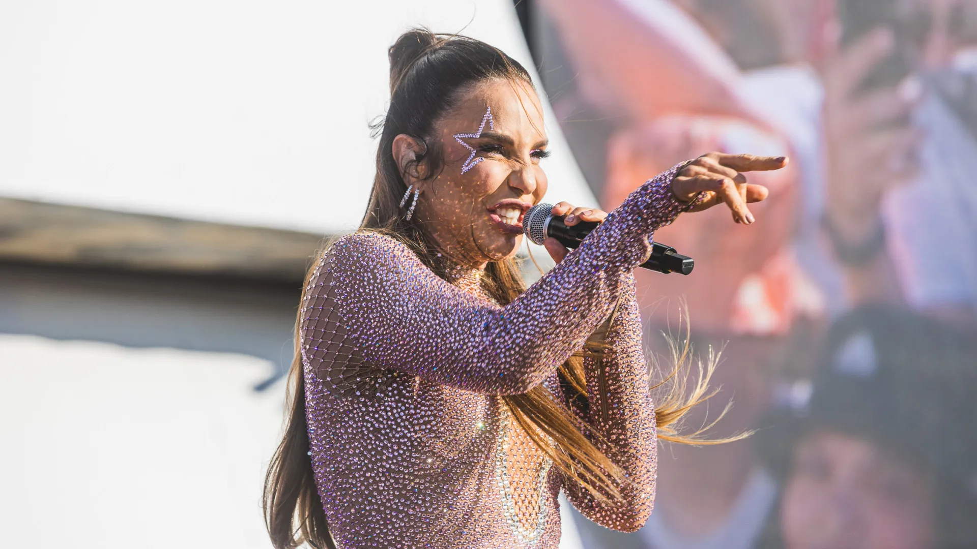 
                    Fã invade palco durante concerto de Ivete Sangalo. A reação da cantora
                
