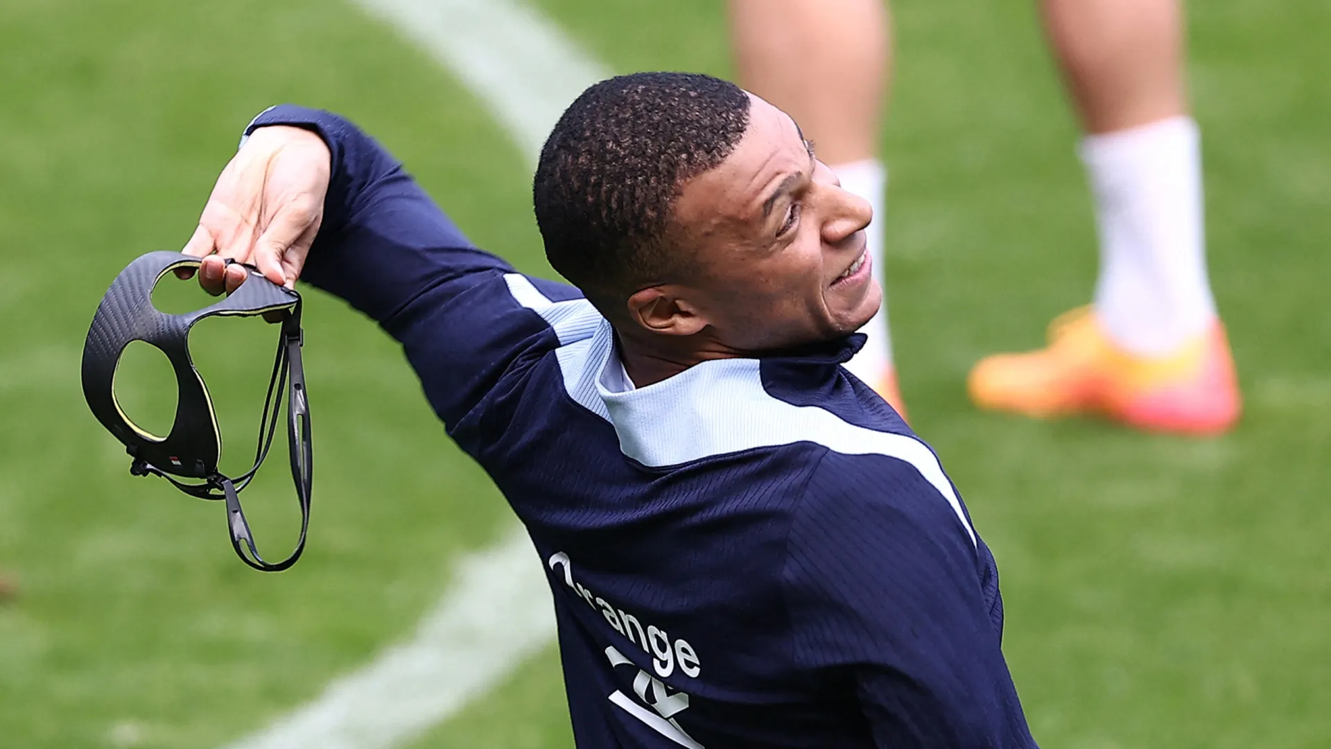 Ver para crer. Kylian Mbappé fartou-se da máscara e fez isto