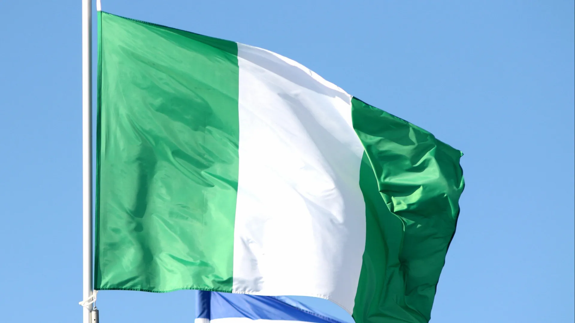 Nigéria: Força Aérea erra alvo e mata mais de 100 pessoas em ataque