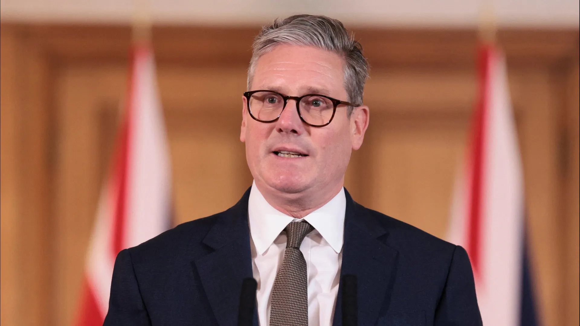 
                    Gronelândia? Starmer considera ameaças de Trump 