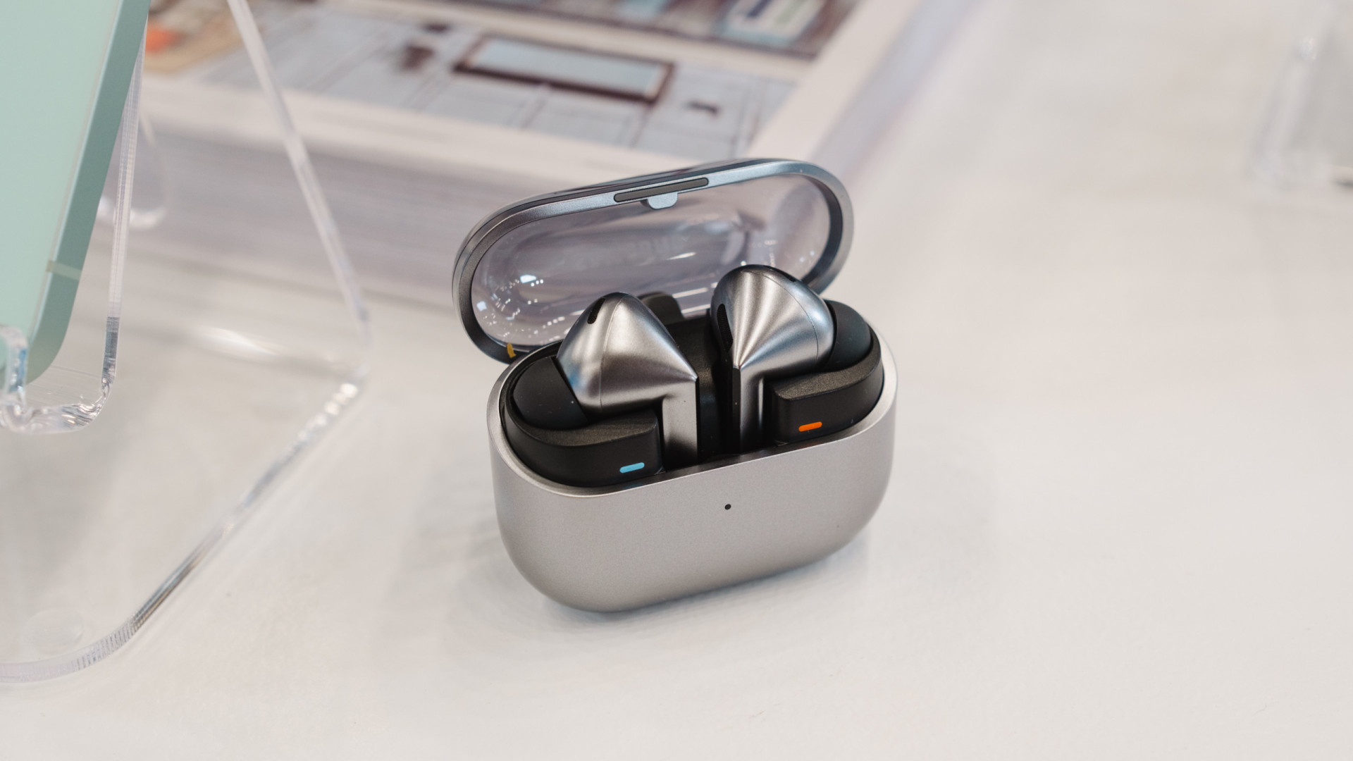 Samsung terá decidido adiar chegada dos fones sem fios Galaxy Buds 4