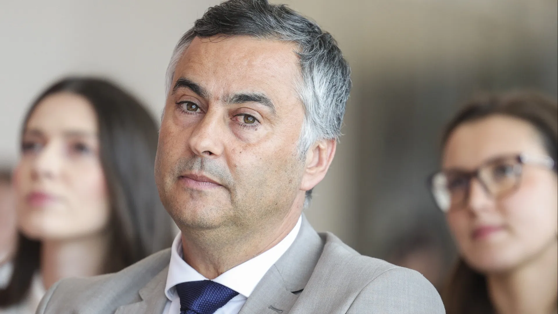 
                    Polémica dos almoços. Ministro admite repensar coexistência de 2 regimes
                