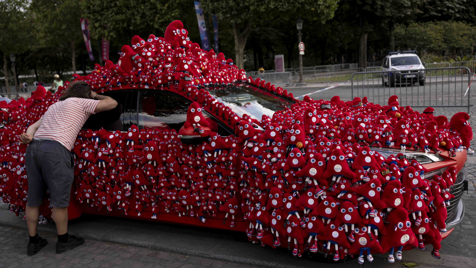 Carro de peluches percorreu Paris. Consegue descobrir que viatura é esta?