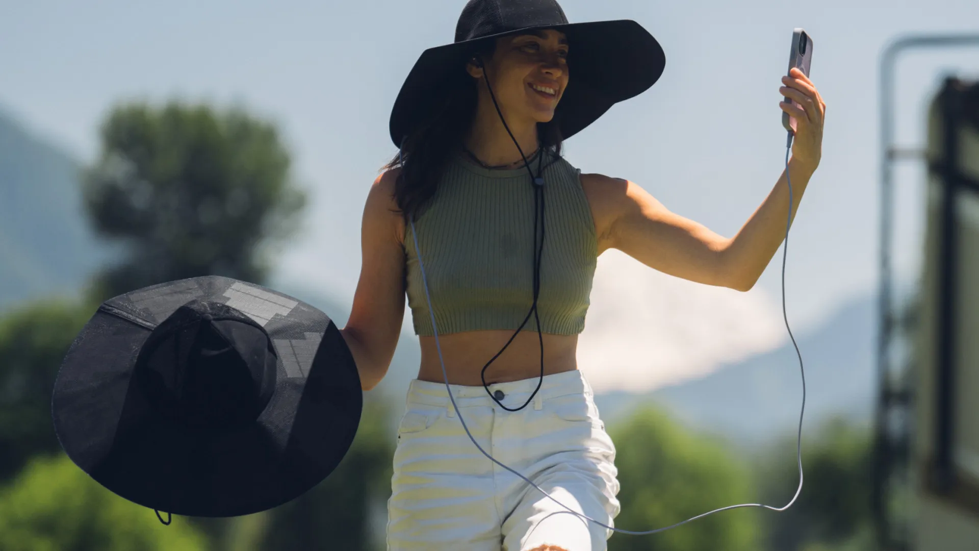 Perfeito para campistas. Este chapéu também é um carregador solar