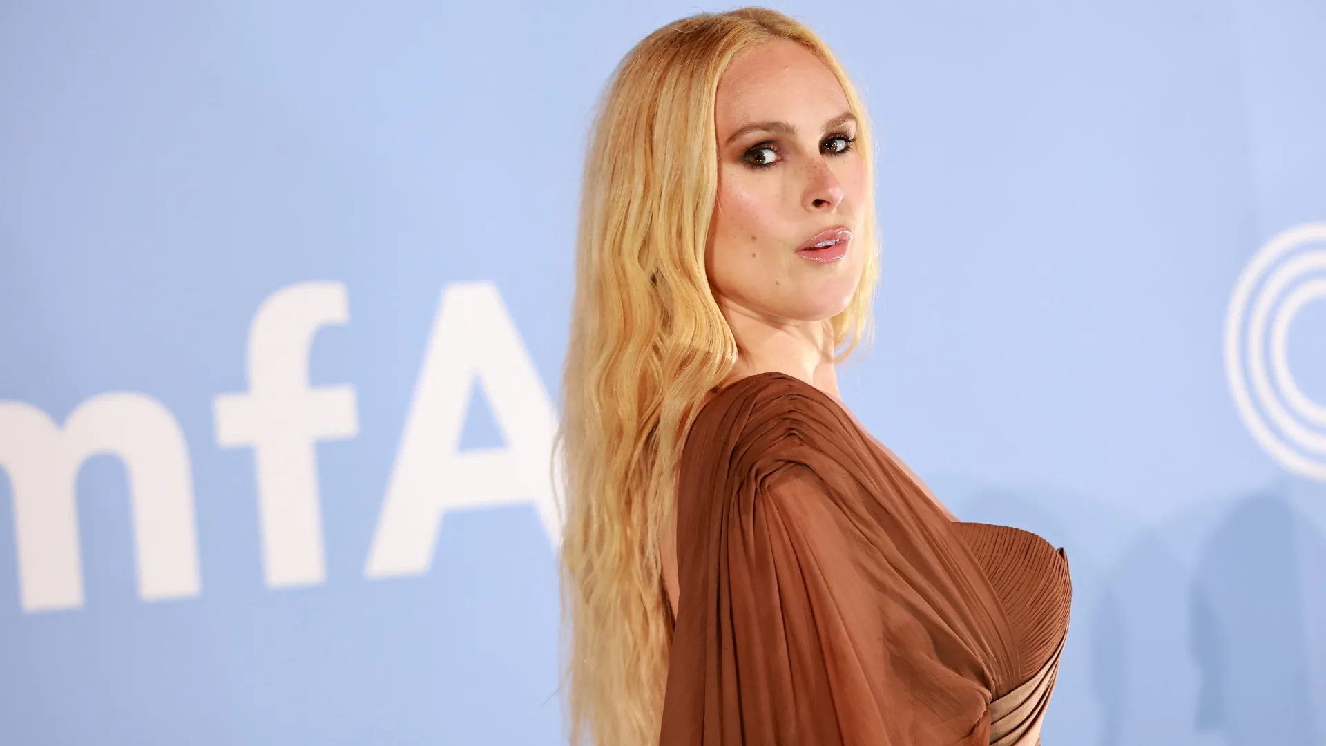 
                    Rumer Willis amamenta filha de três anos e responde a críticas
                