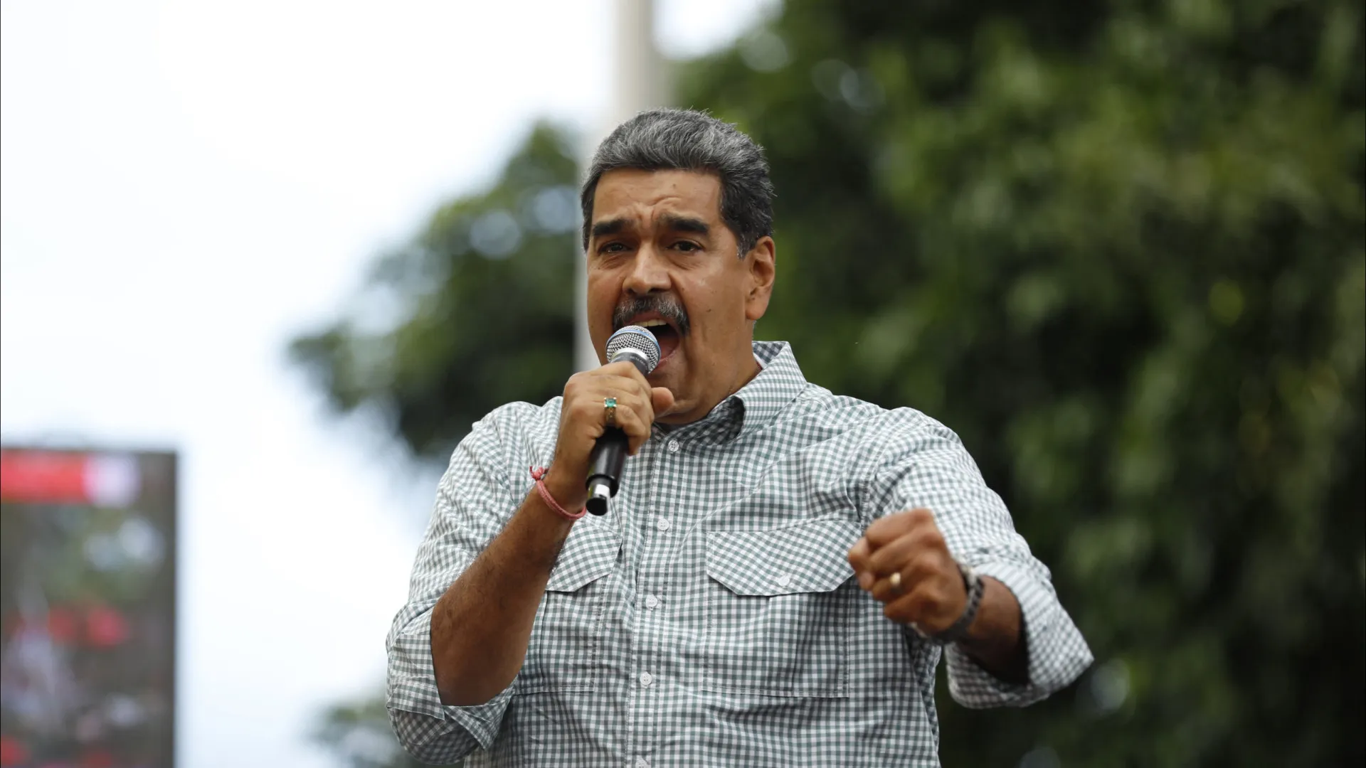 
                    Maduro diz que Venezuela passará à luta armada em caso de agressão dos EUA
                