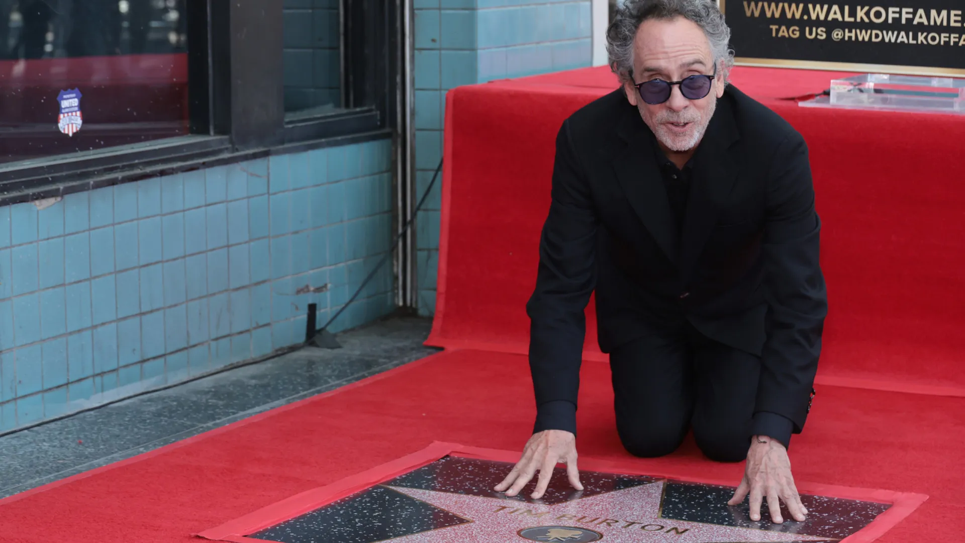 Tim Burton emocionado com estrela no passeio da fama em Hollywood