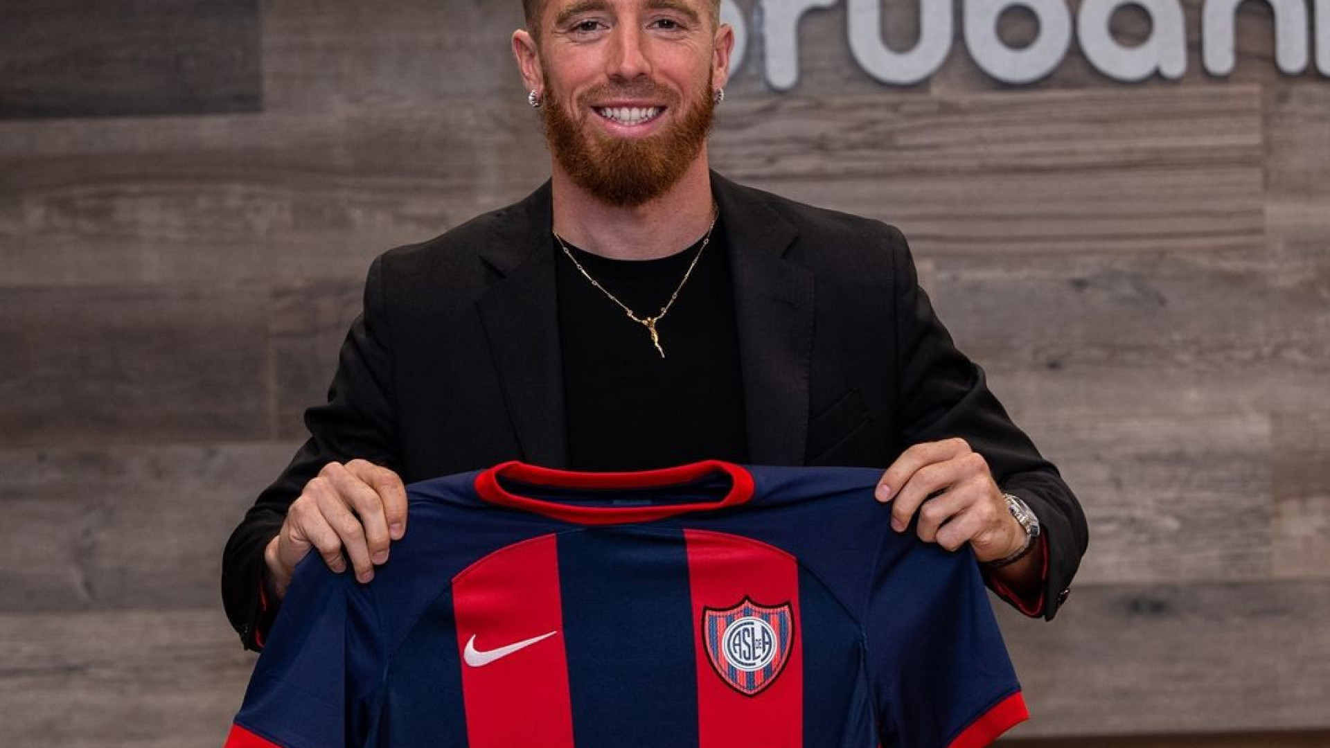 Oficial: Iker Muniain decide continuar carreira na Argentina