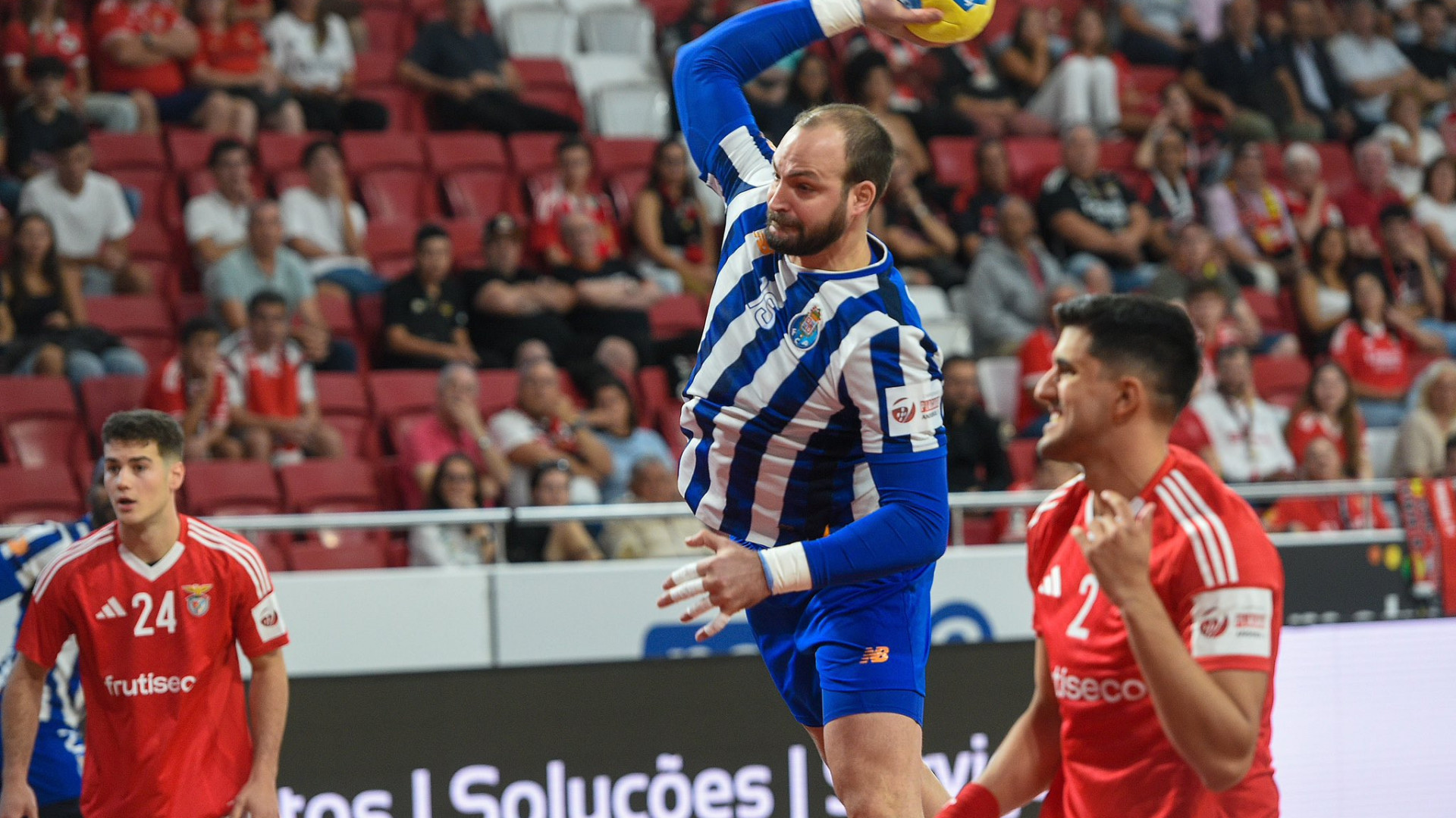 FC Porto 'vinga' desaire na Supertaça e triunfa na Luz diante do Benfica