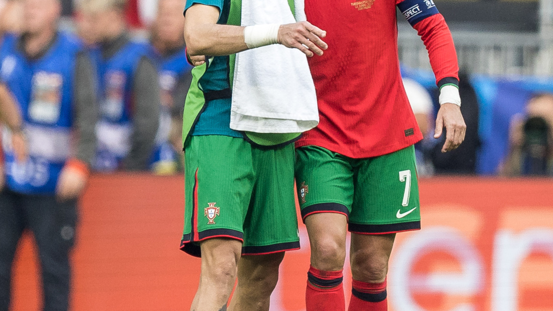 Cristiano Ronaldo rende-se a Pepe e dá o mote a Mbappé: “O próximo…”