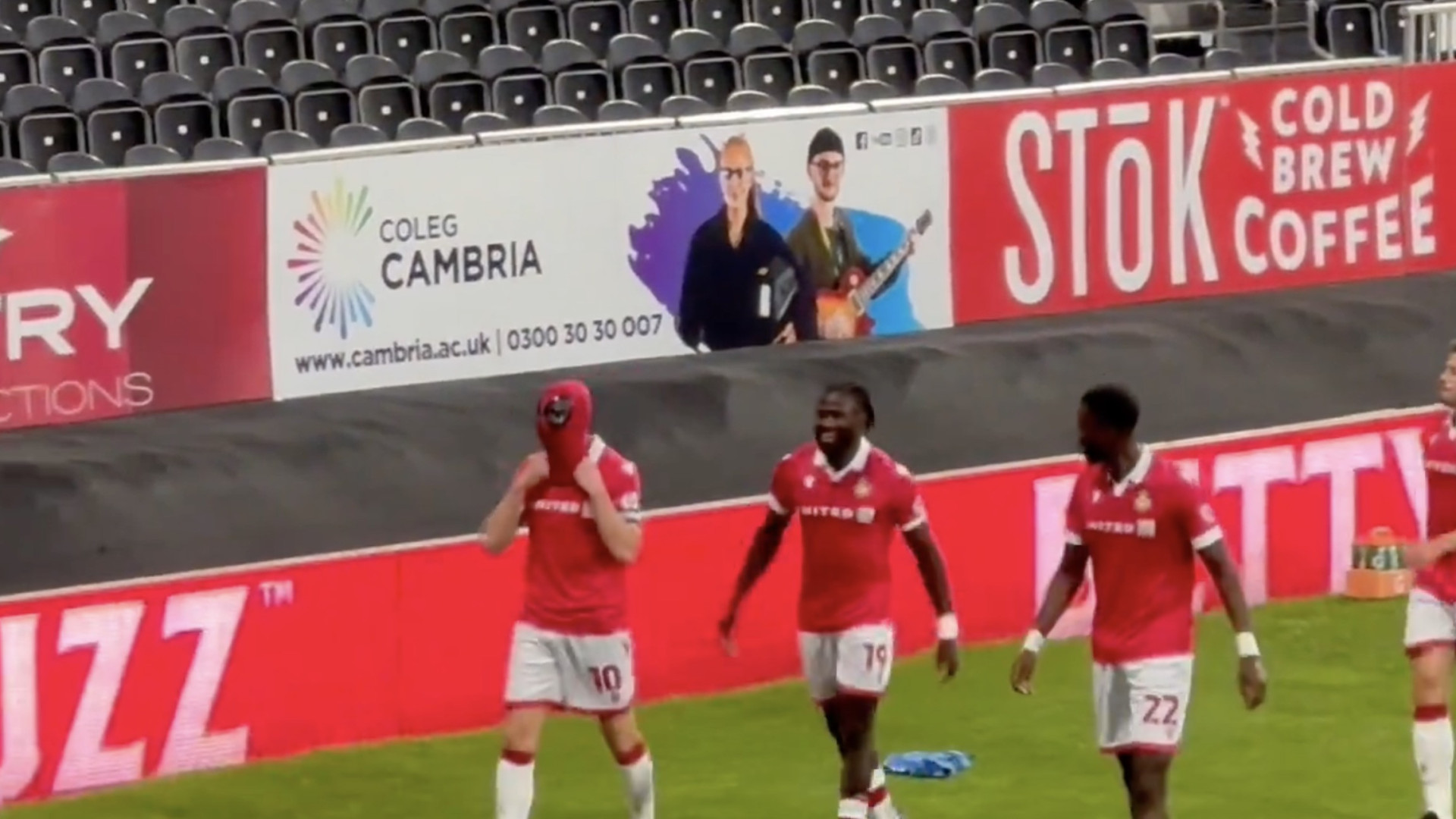 Paull Mullin marca pelo Wrexham e celebra… com máscara do Deadpool