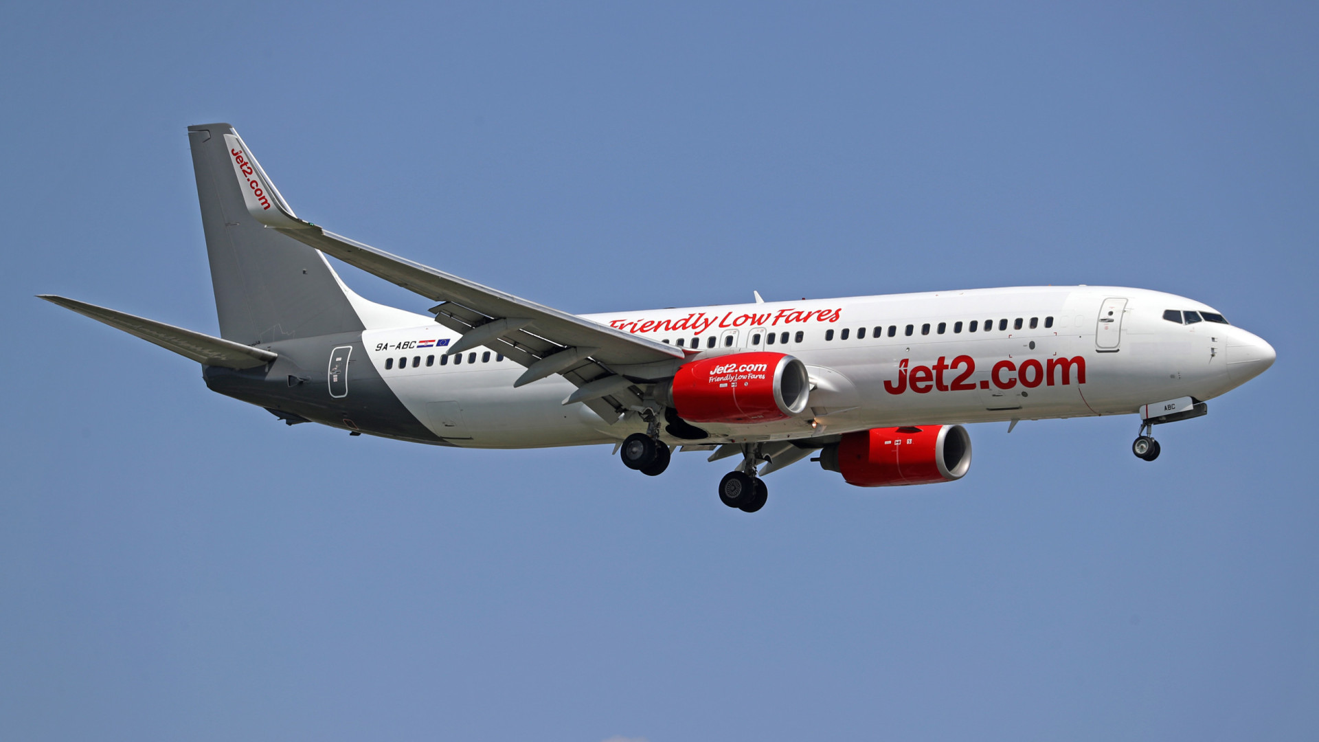 Voo da Jet2 faz aterragem de emergência em segurança em Faro