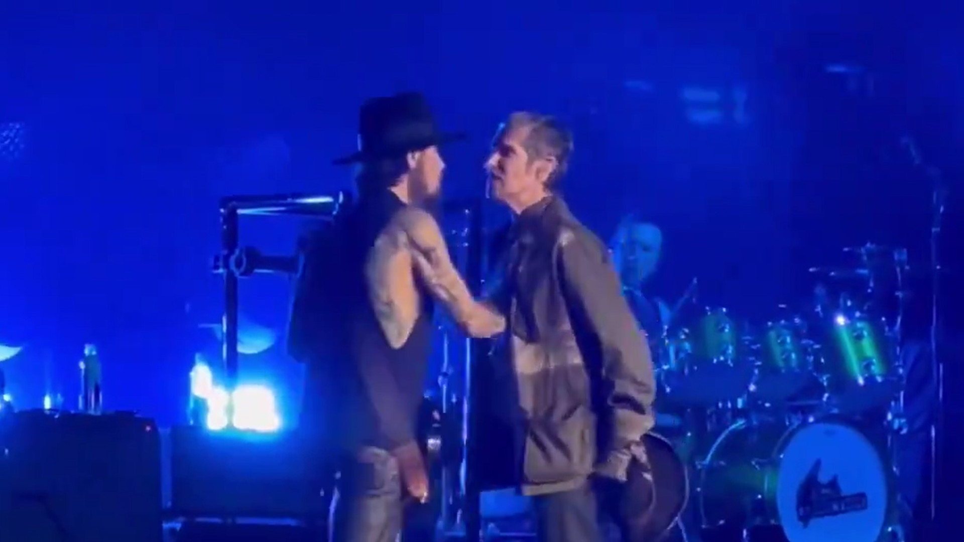 Vocalista dos Jane’s Addiction agride guitarrista durante concerto