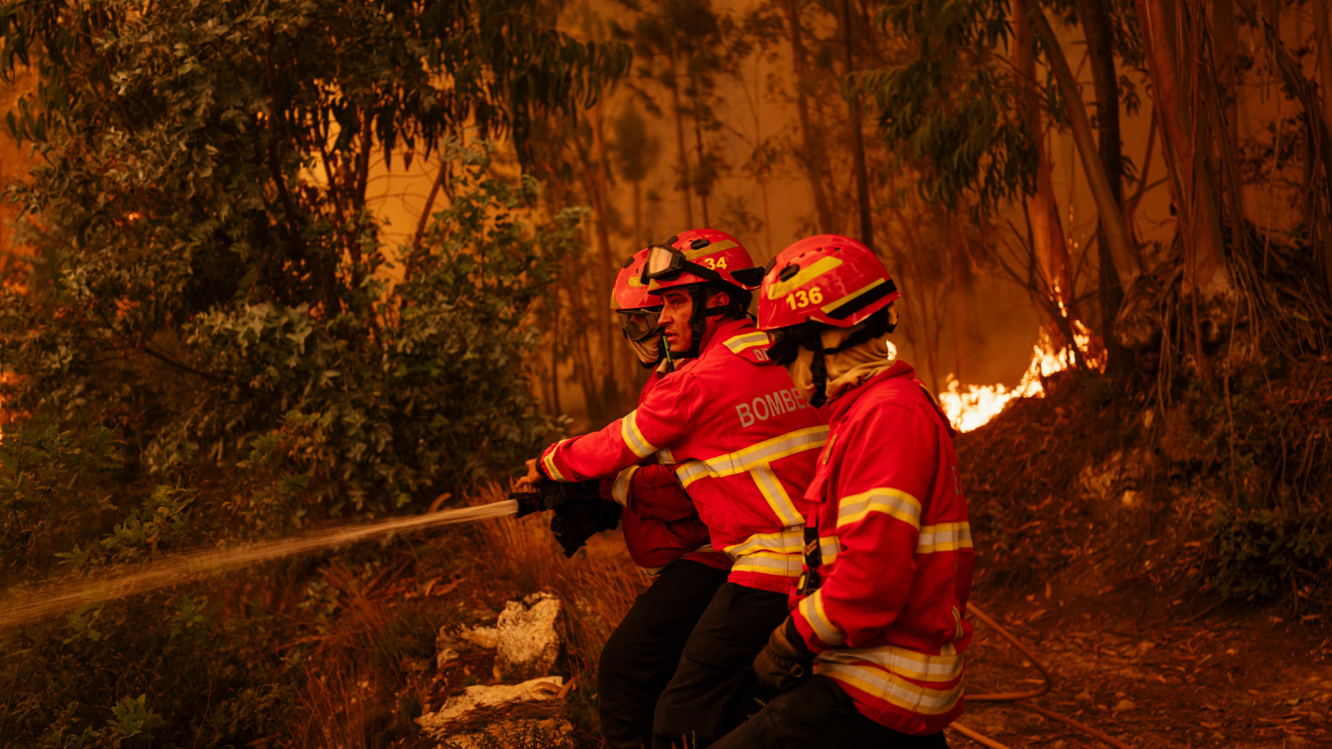 Bombeiros com queimaduras, entorses e problemas oculares. Liga acompanha