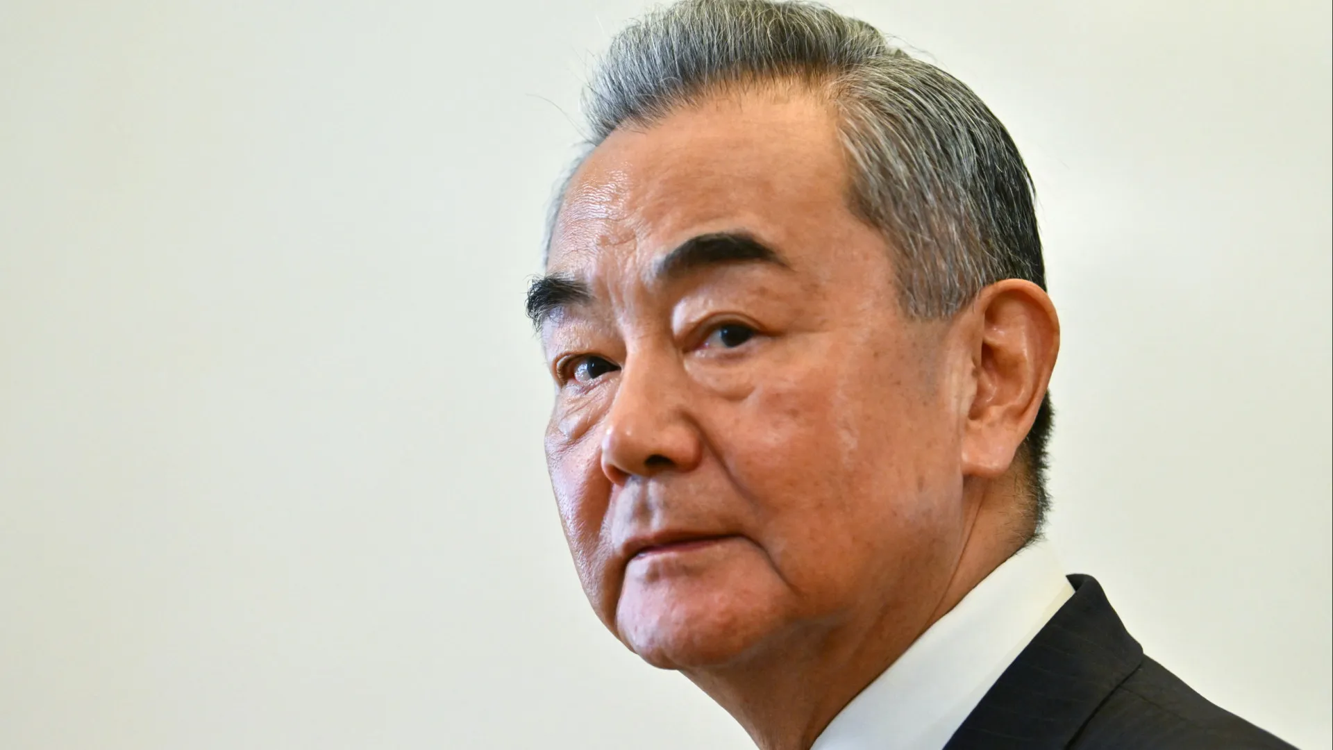 MNE da China apela aos países do Médio Oriente para "manter a calma"