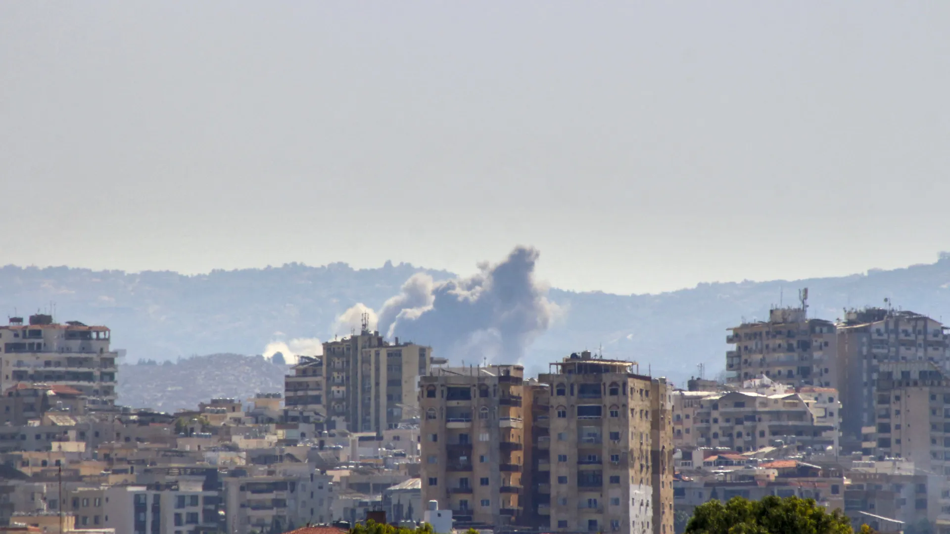 
                    Israel bombardeia infraestrutura do Hezbollah no sul do Líbano
                
