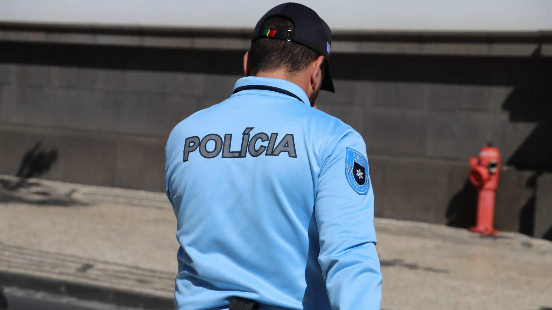 
                    PSP chamada à AIMA no Porto por ajuntamento após fecho do serviço
                