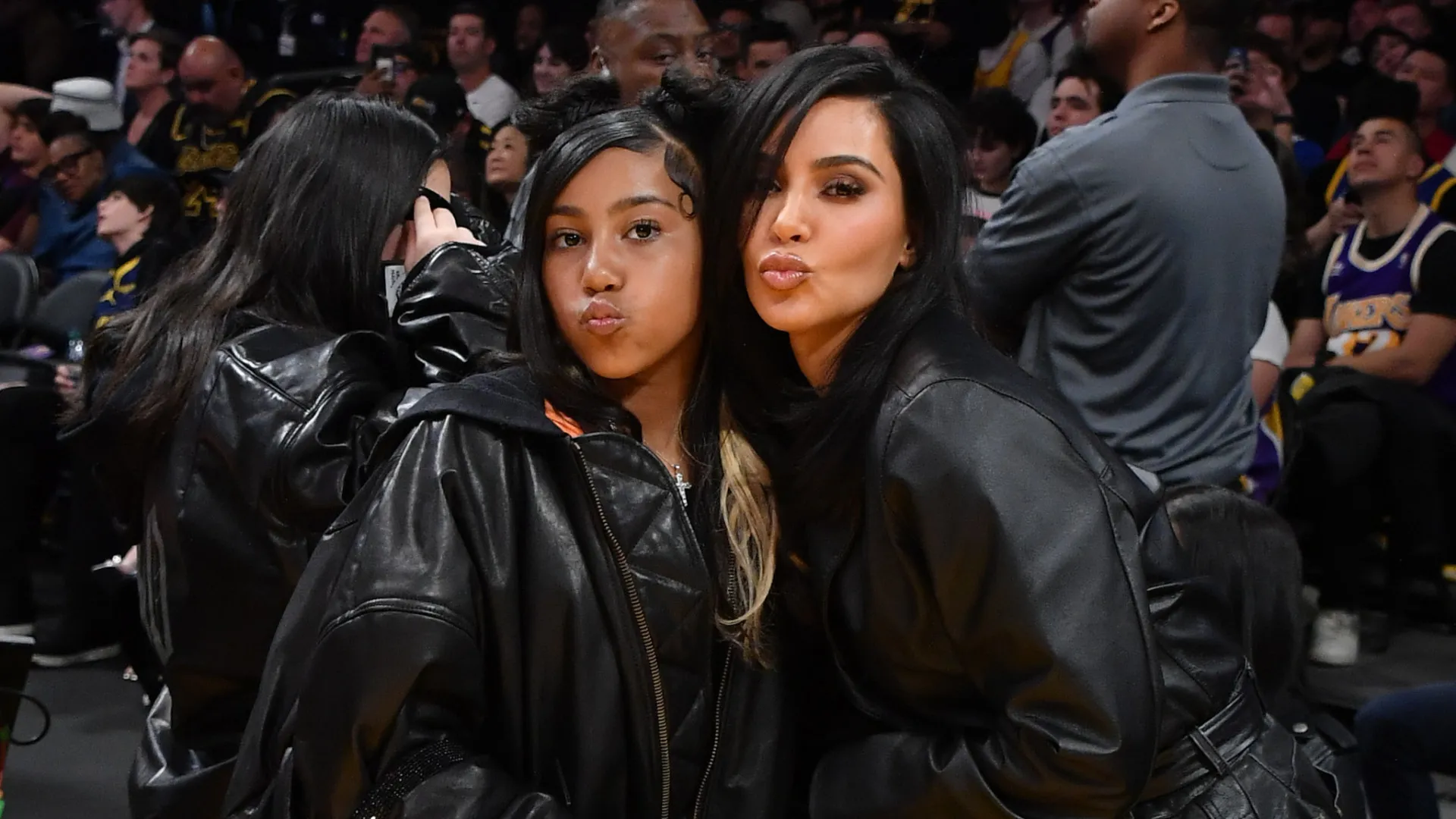 Kim Kardashian criticada por deixar filha fazer piercing no dedo