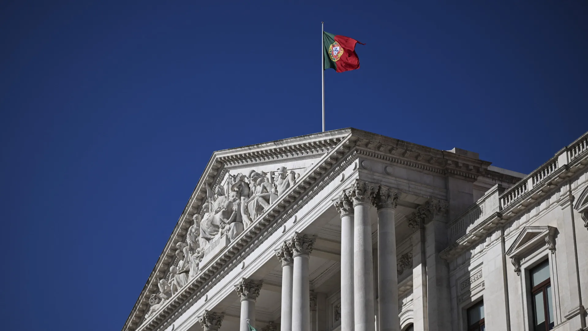 
                    Portugal condena lei talibã dá a mulheres 