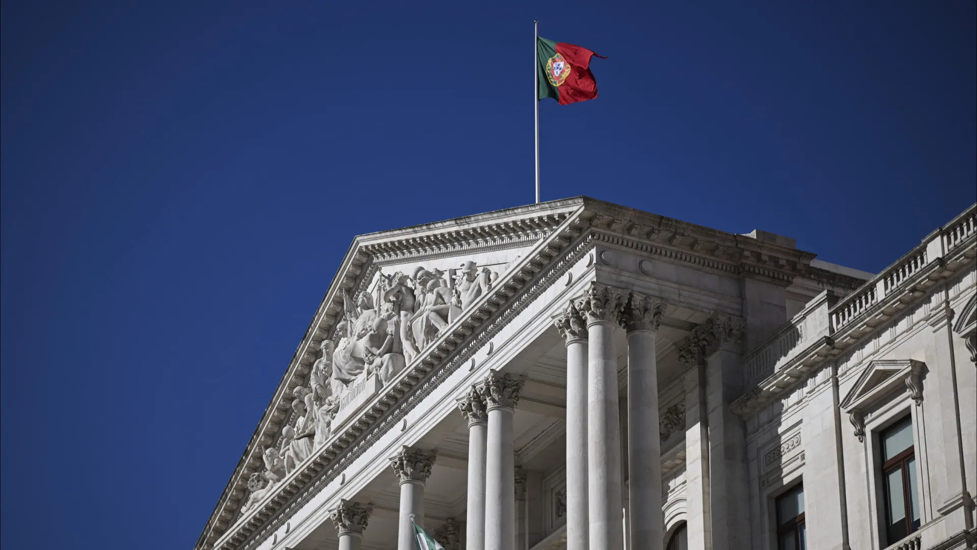 
                    PSD e CDS propõem elevar para 100% subsídio para assistência a filhos com cancro
                