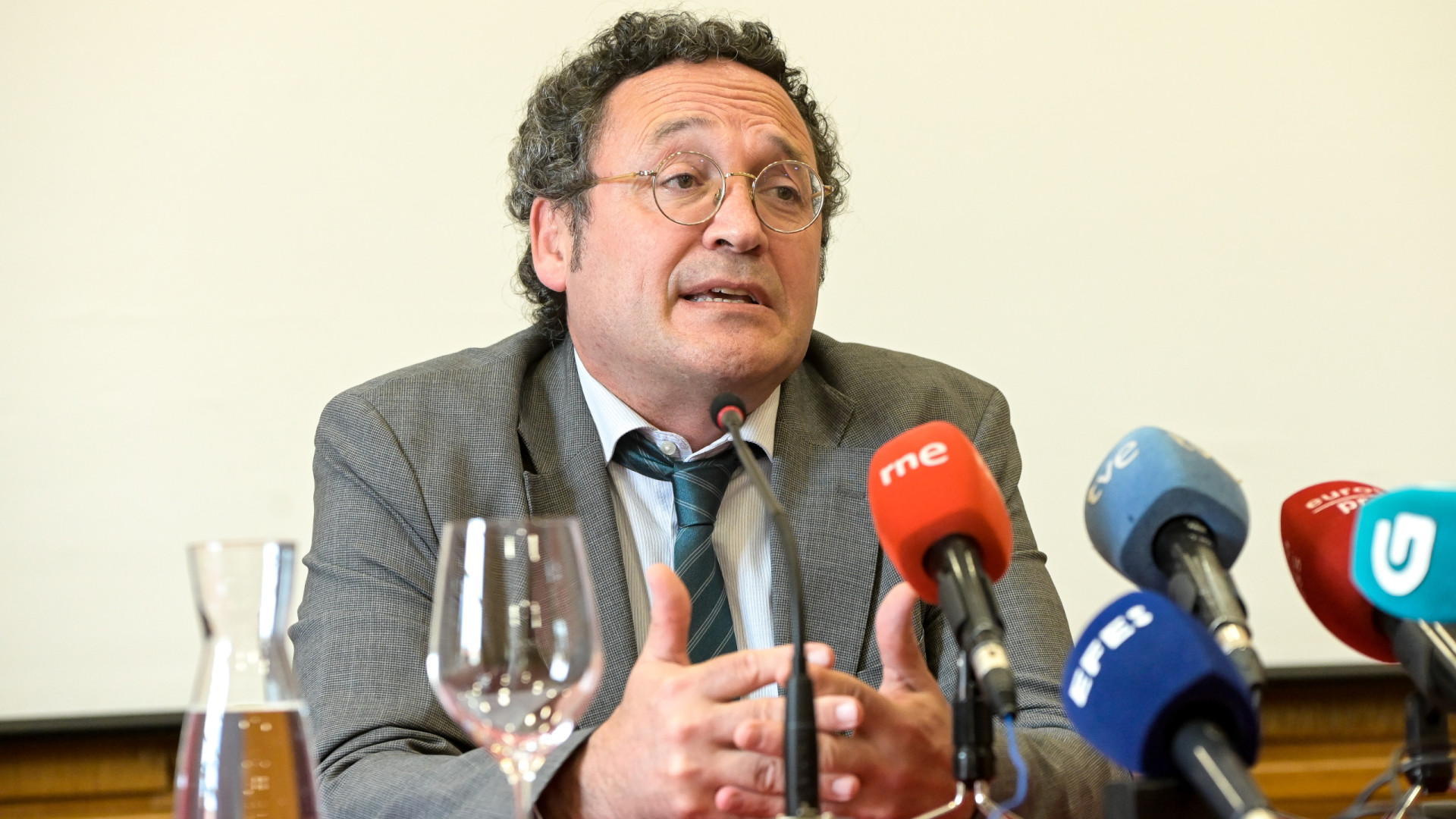 Justiça espanhola abre investigação inédita a procurador, que recusa demitir-se