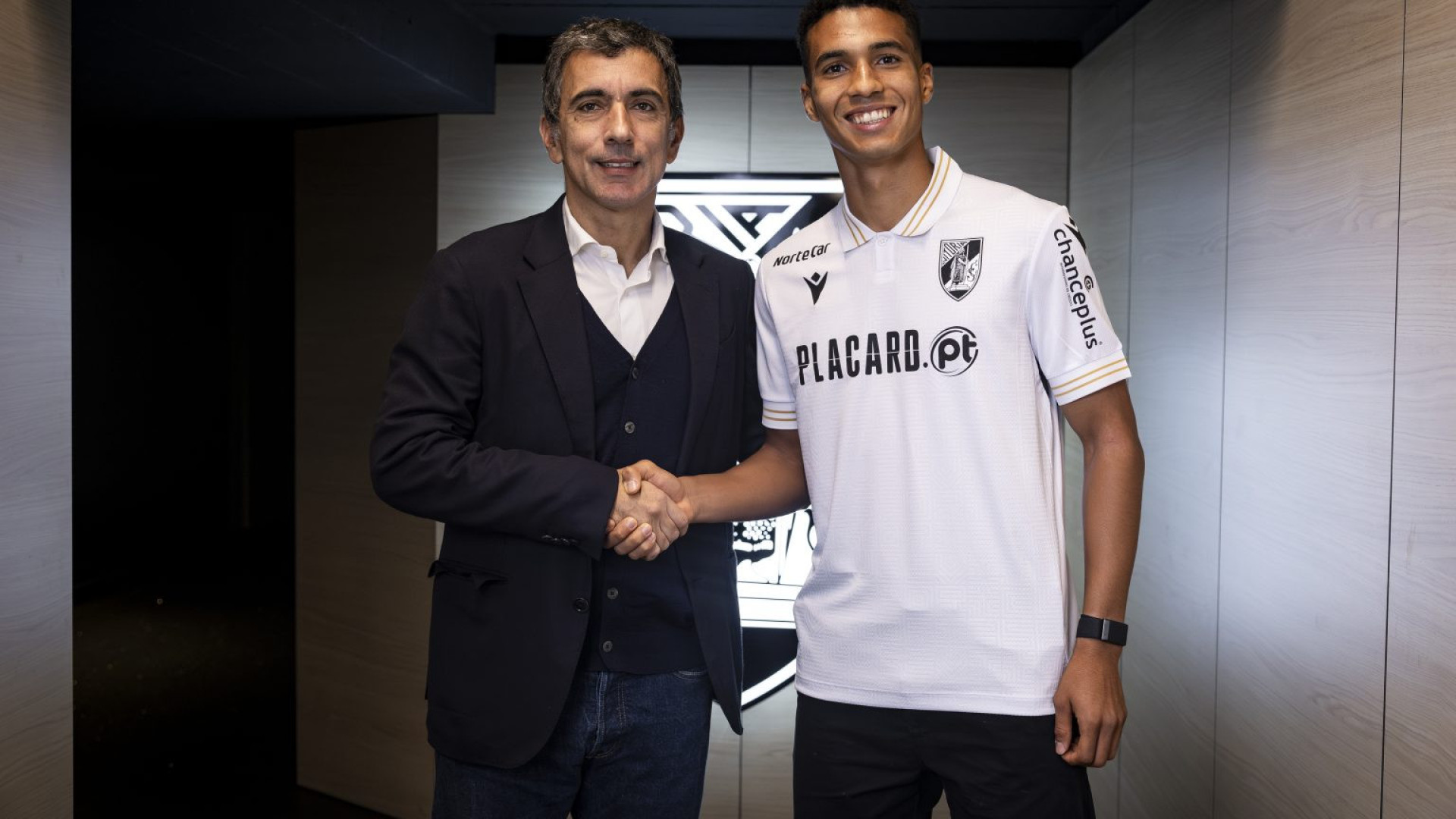 Oficial: Lateral direito Alberto renova contrato com o Vitória SC