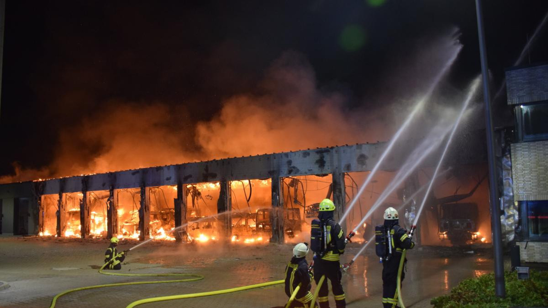 Quartel dos bombeiros consumido por chamas. Não tinha alarme de incêndios