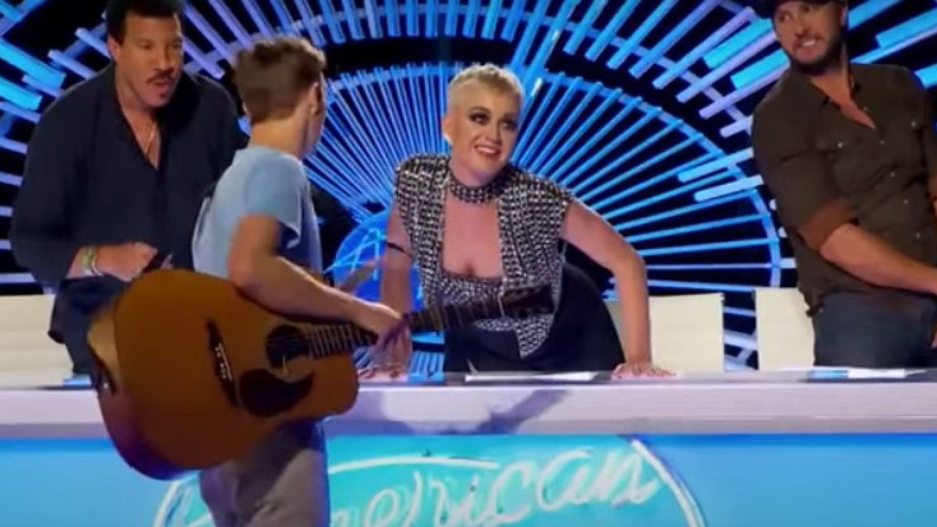 Concorrente que viralizou por ter sido beijado por Katy Perry foi detido
