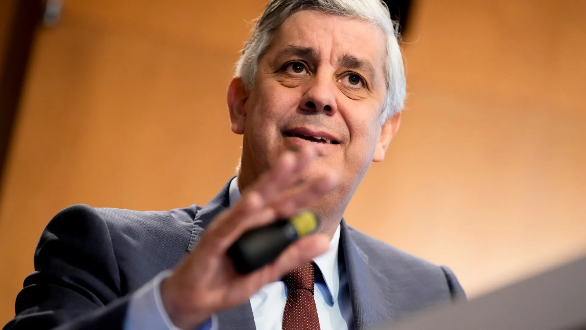 
                    Banco de Portugal. Centeno passa a consultor (com salário de 17.000€)
                