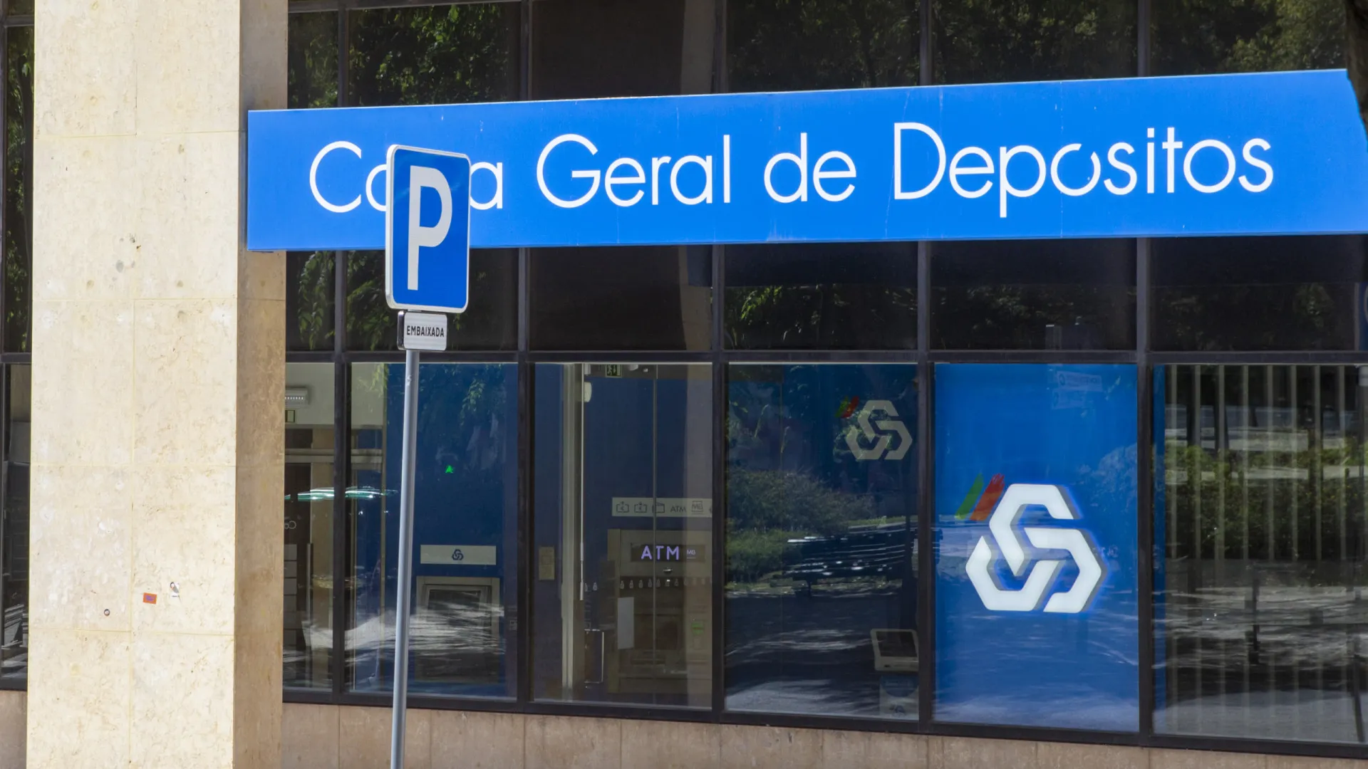 
                    Tribunais dão razão à CGD sobre contagem de faltas por luto
                