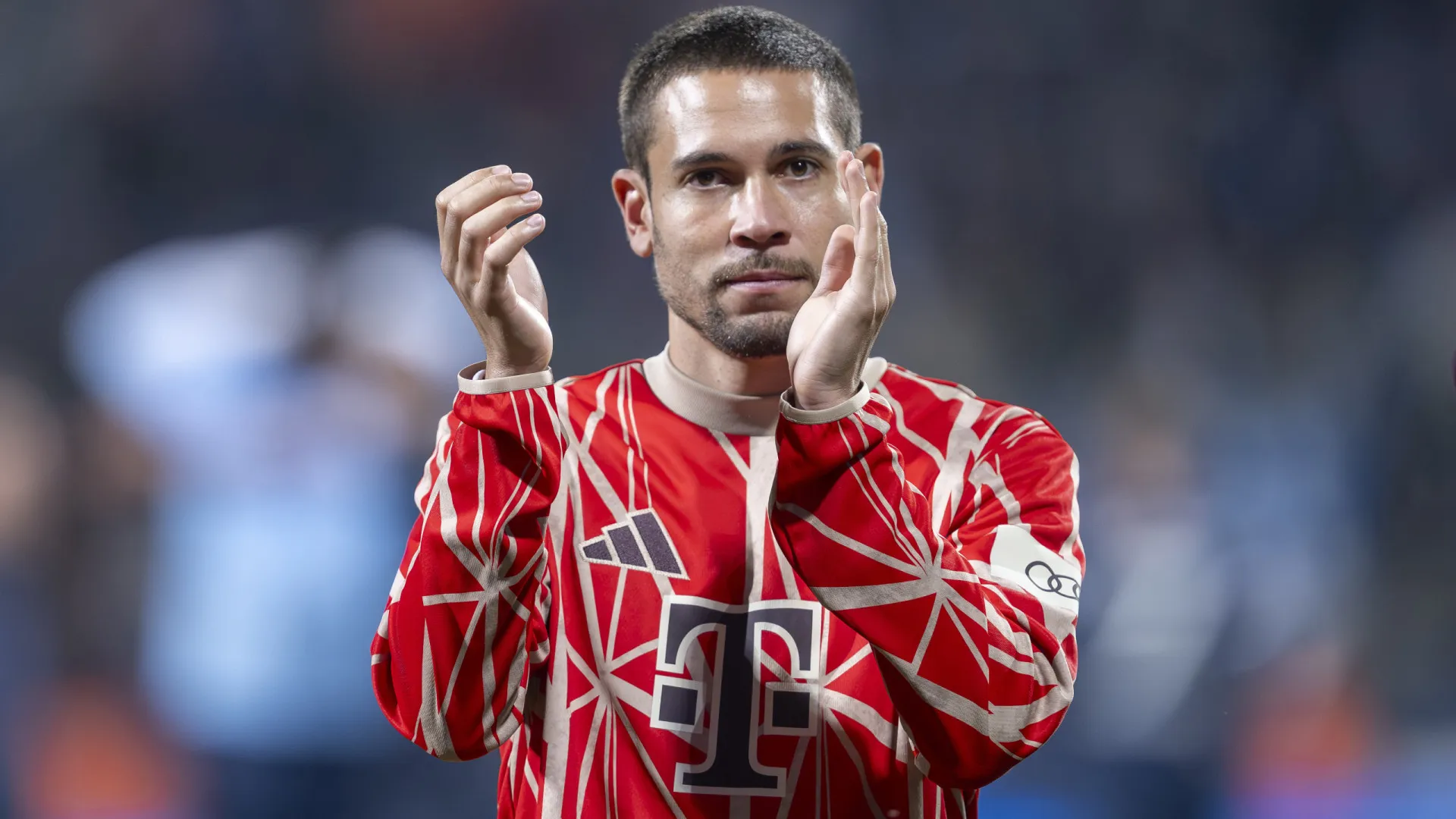 Saída do Bayern Munique abre porta a Raphael Guerreiro no Benfica