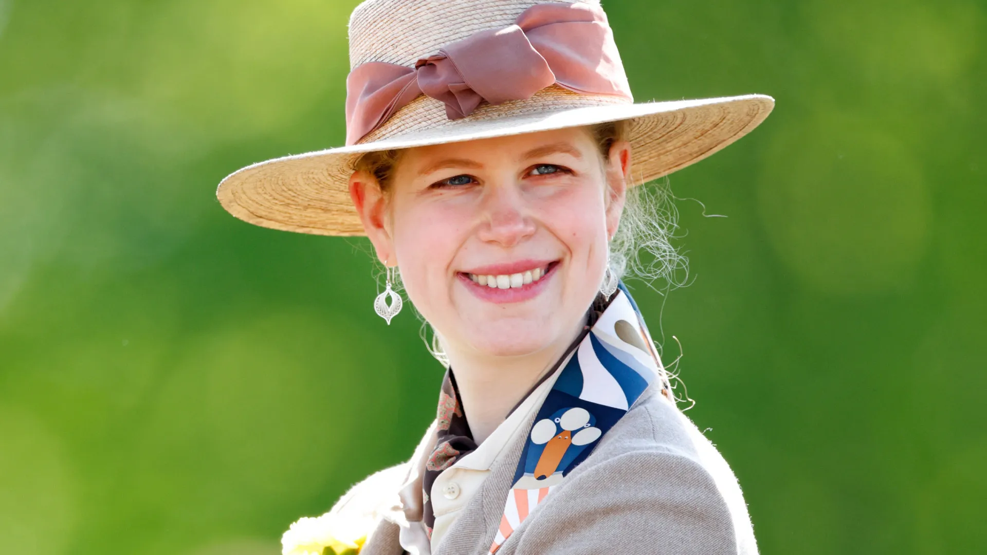 
                    Louise Windsor, sobrinha de Carlos III, aparece em público com namorado
                