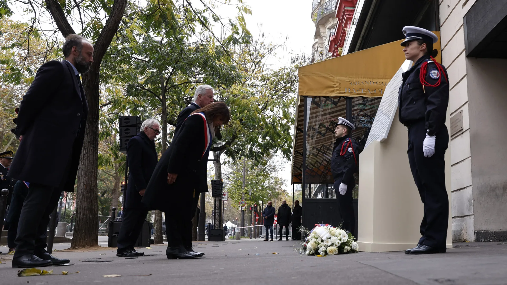 França assinala 10 anos dos atentados de Paris com homenagem às vítimas
