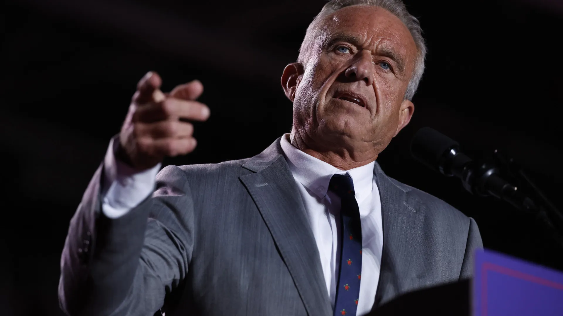 
                    Robert Kennedy Jr. acusa diretora demitida do CDC de mentir
                