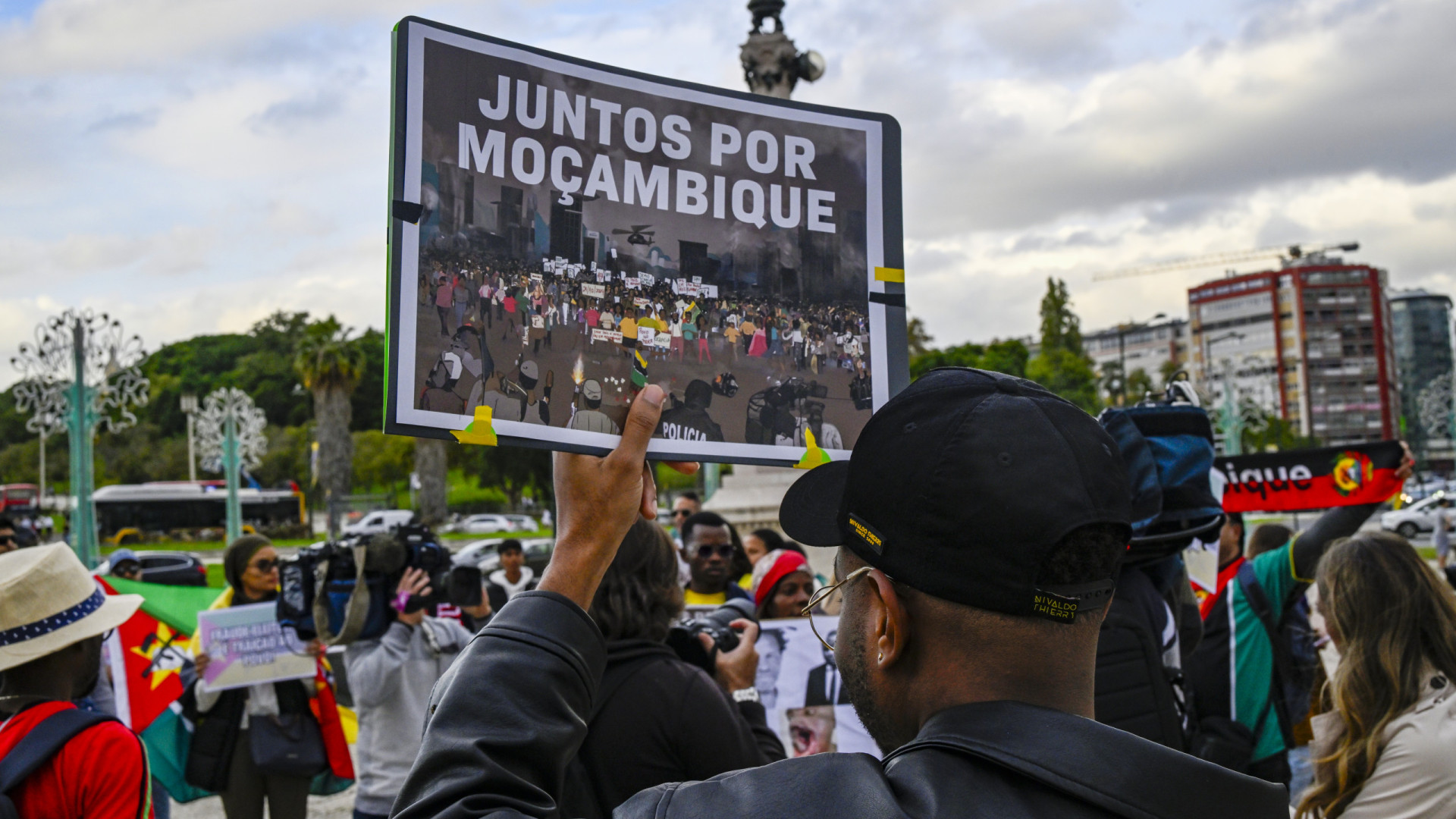 Pelo menos 67 mortos e 210 detidos num mês de manifestações em Moçambique