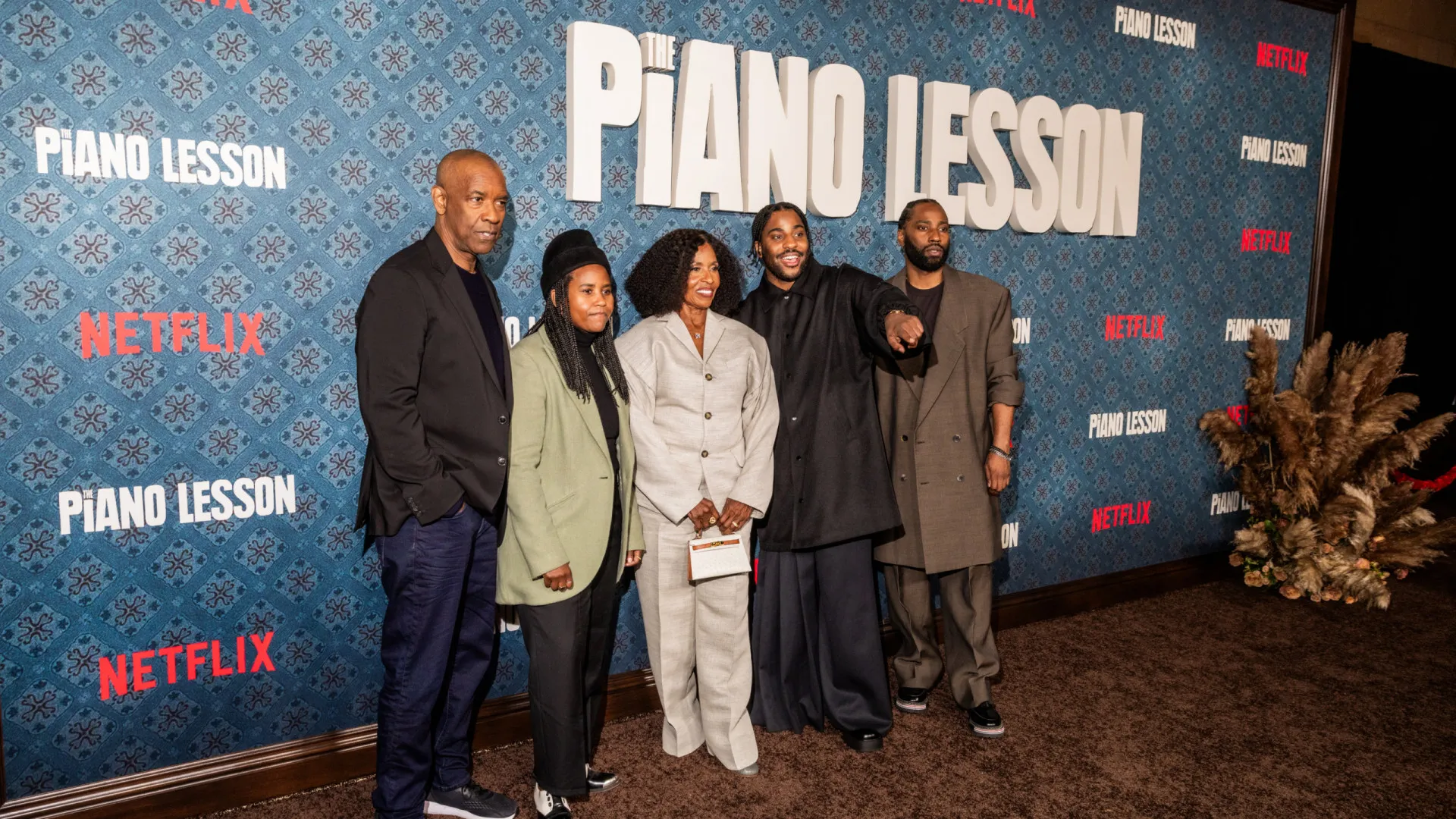 Denzel Washington e mulher Pauletta apoiam filhos em antestreia