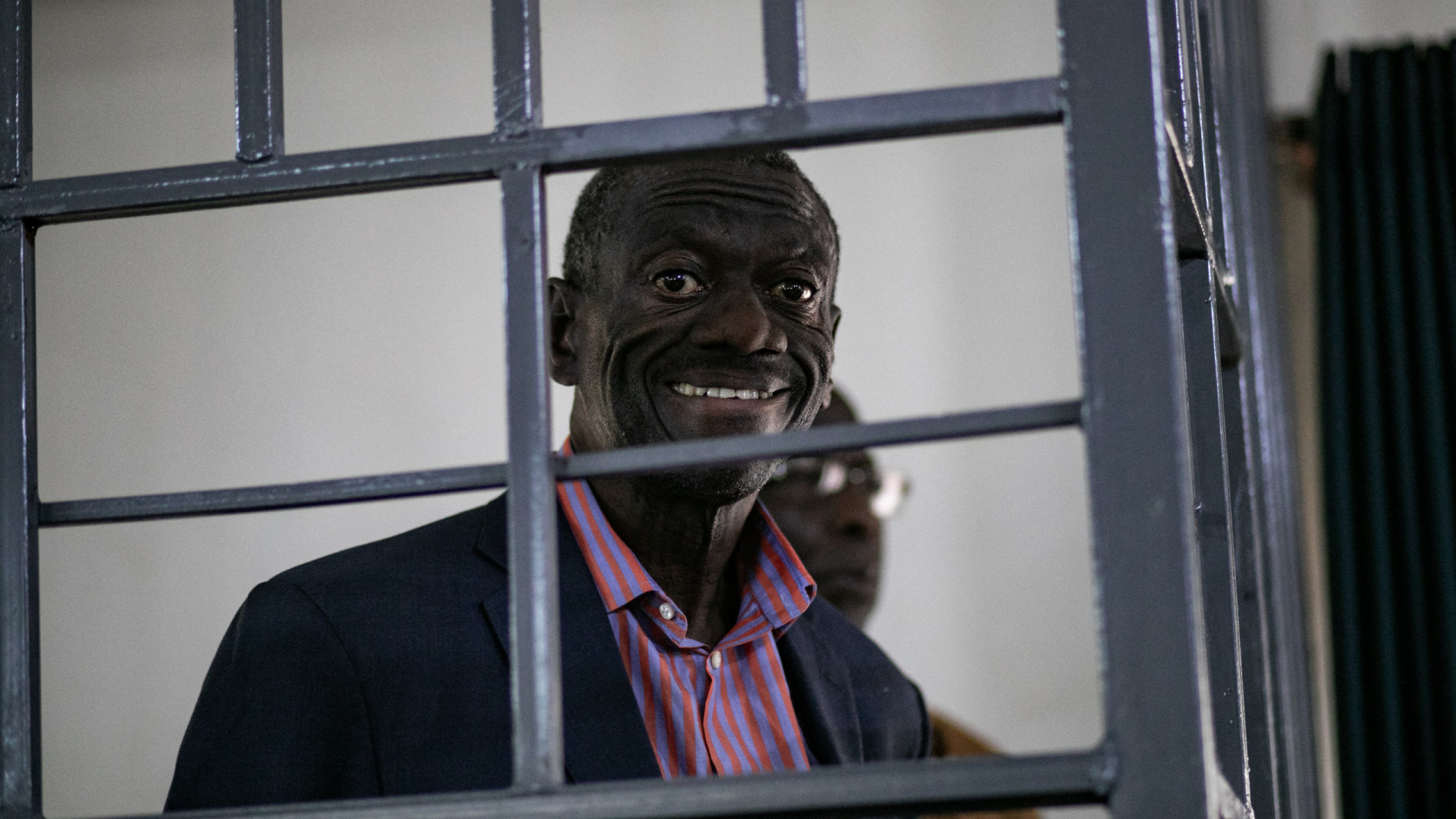 Líder histórico ugandês Kizza Besigye levado a tribunal em Kampala