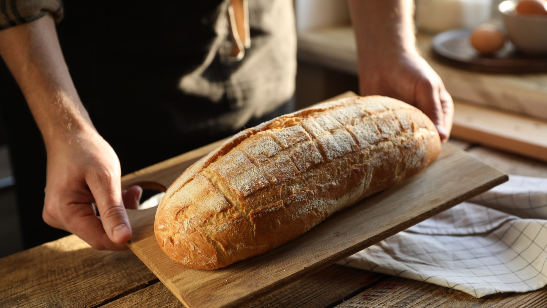 Inesperado, mas funciona! Comece a guardar o pão com uma fatia de maçã