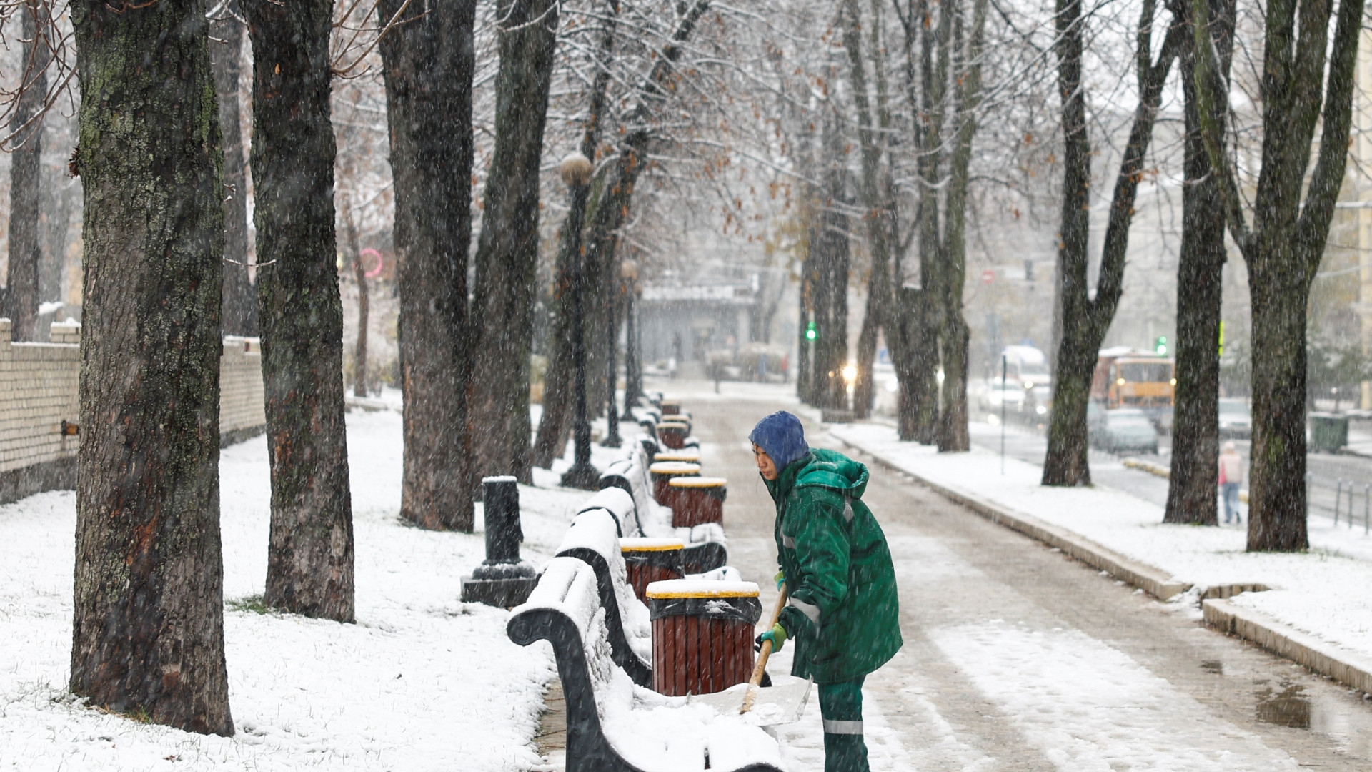 Primeiro nevão da época pinta Kyiv de branco, numa altura de tensão