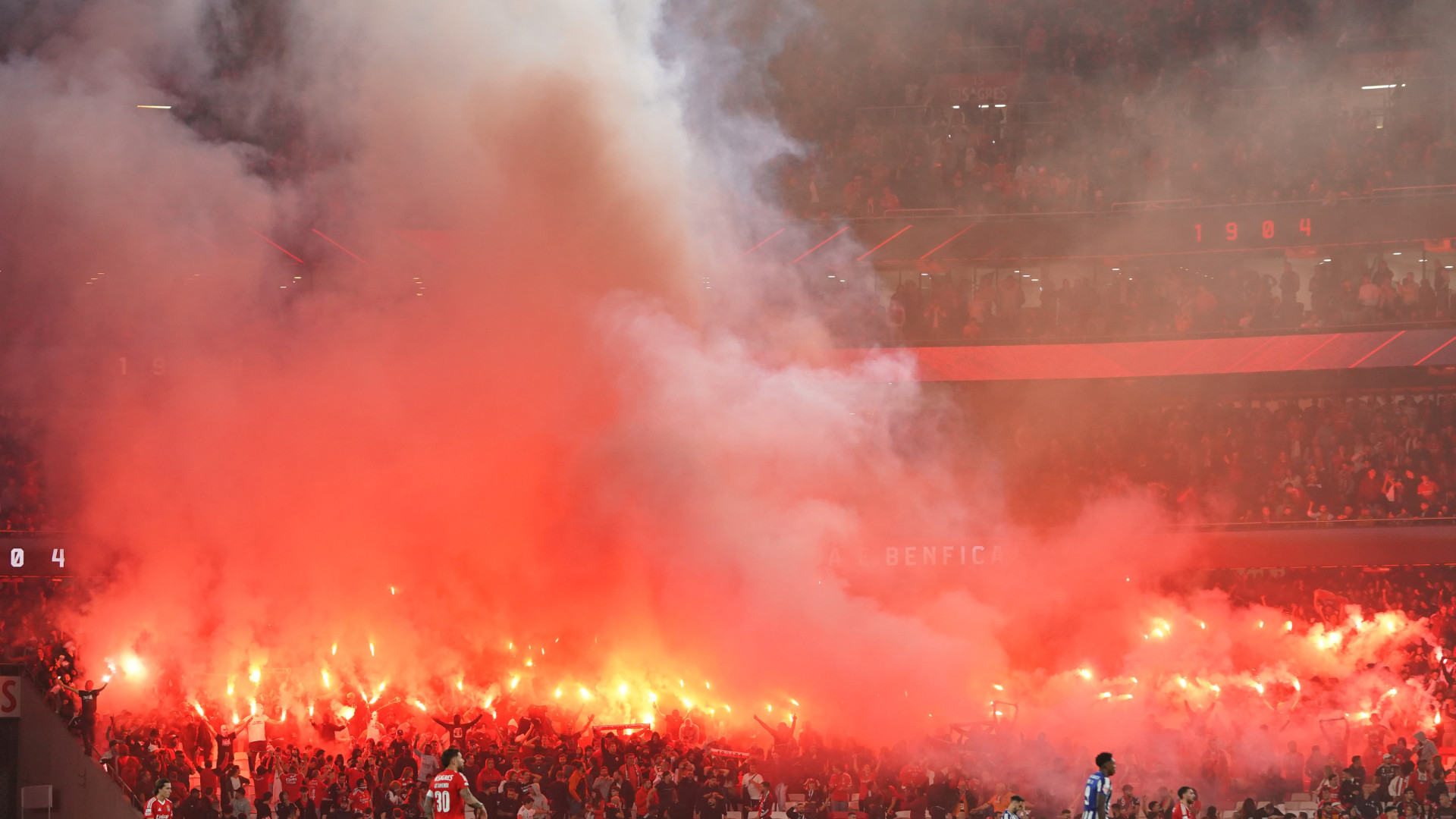 'Chuva' de tochas no Clássico vale processo disciplinar ao Benfica