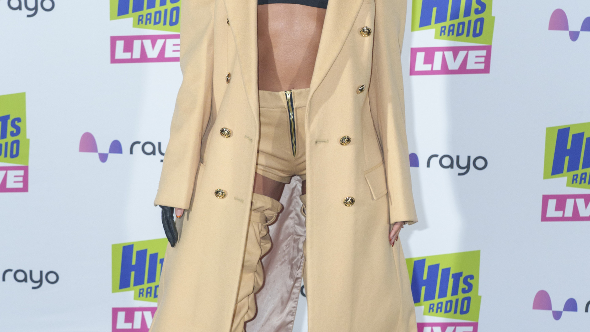 Leigh-Anne Pinnock com look ousado que deixou sutiã transparente à mostra