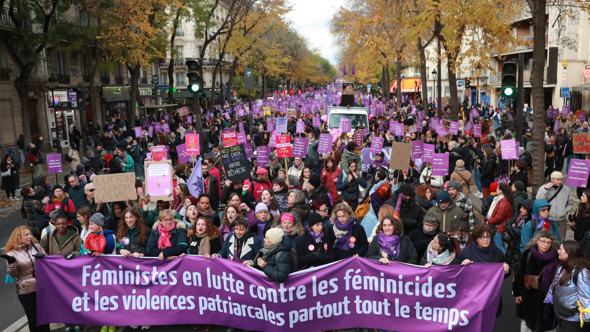 Milhares de roxo nas ruas de Paris contra a violência contra as mulheres