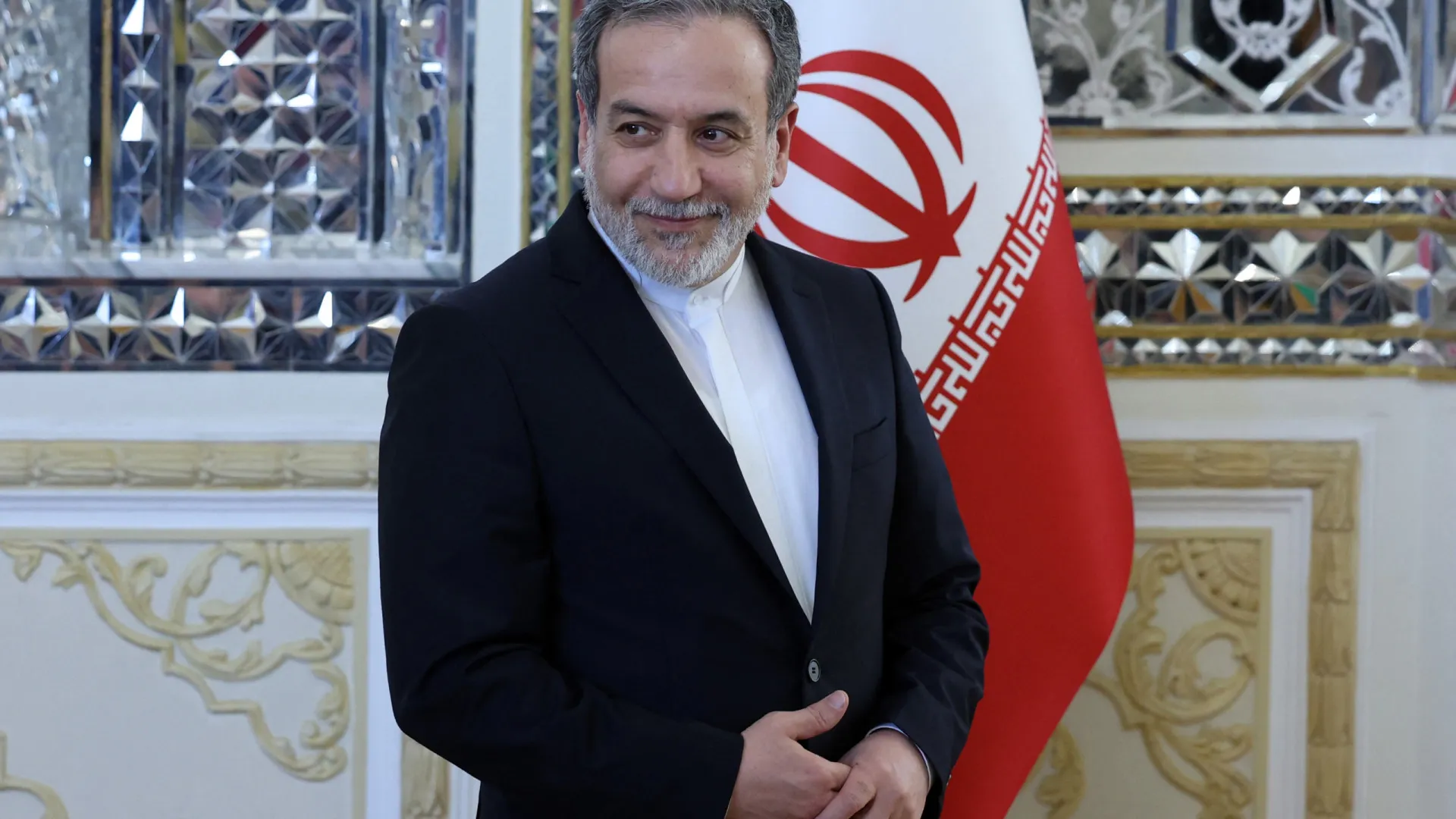 
                    Irão só dará acesso a instalações bombardeadas se houver acordo com AIEA
                