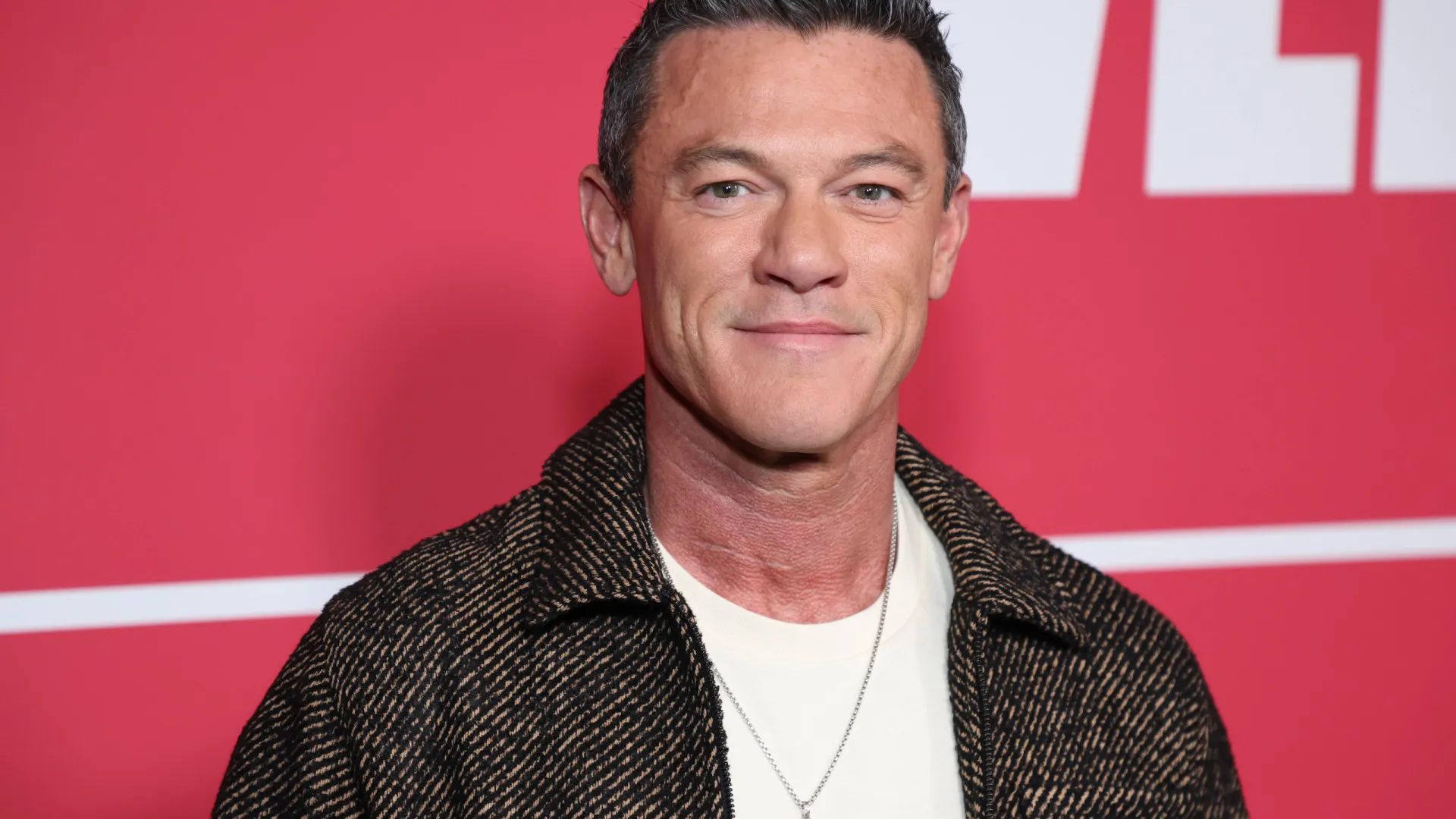 
                    Luke Evans reage à tragédia do Elevador da Glória: 